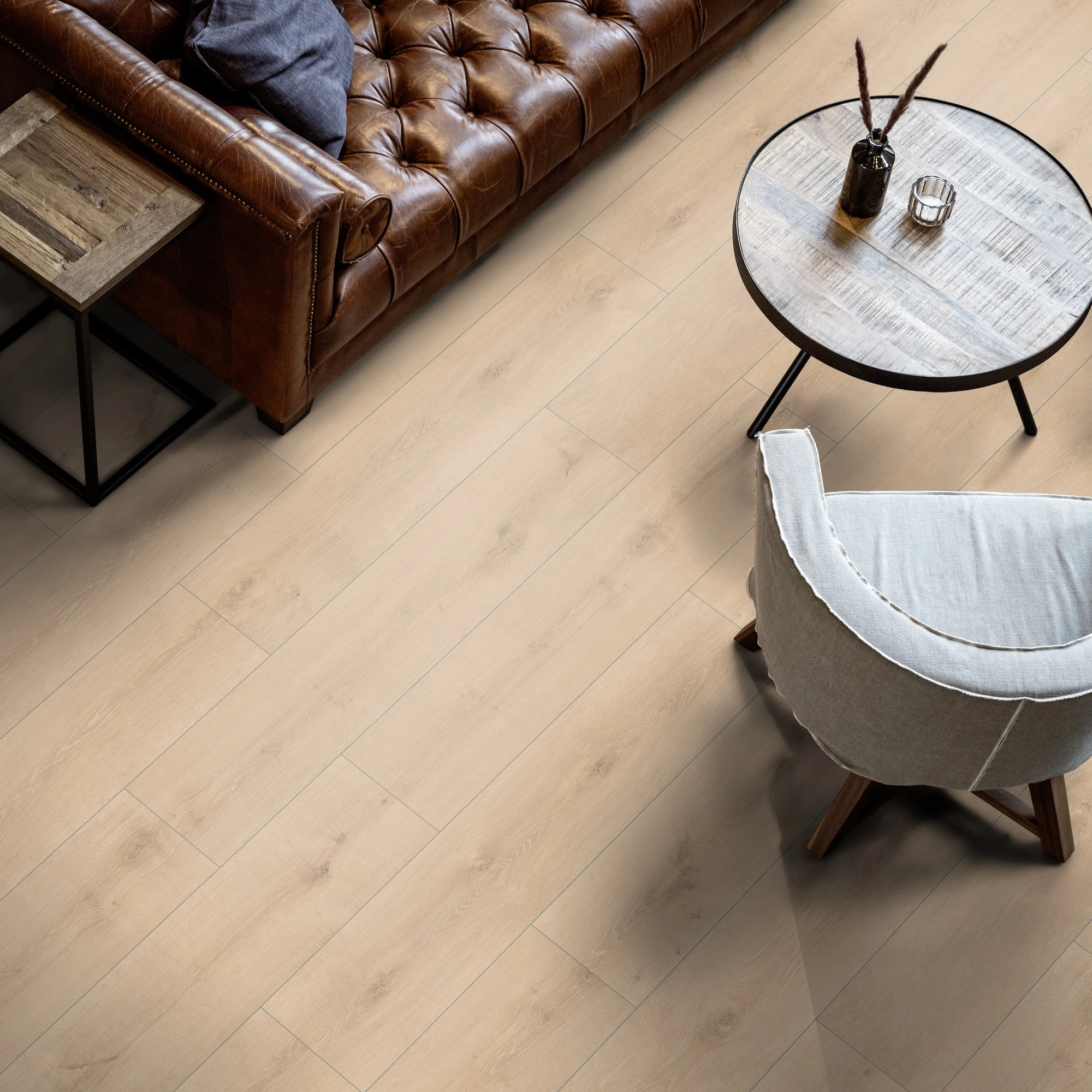Milieubild Wohnzimmer mit Ledersofa - Blick von oben - ter Hürne Klebe-Designboden Avatara Pro Classic Edition Eiche Capella Milieubild Wohnzimmer mit Ledersofa - Blick von oben - ter Hürne 1101270110