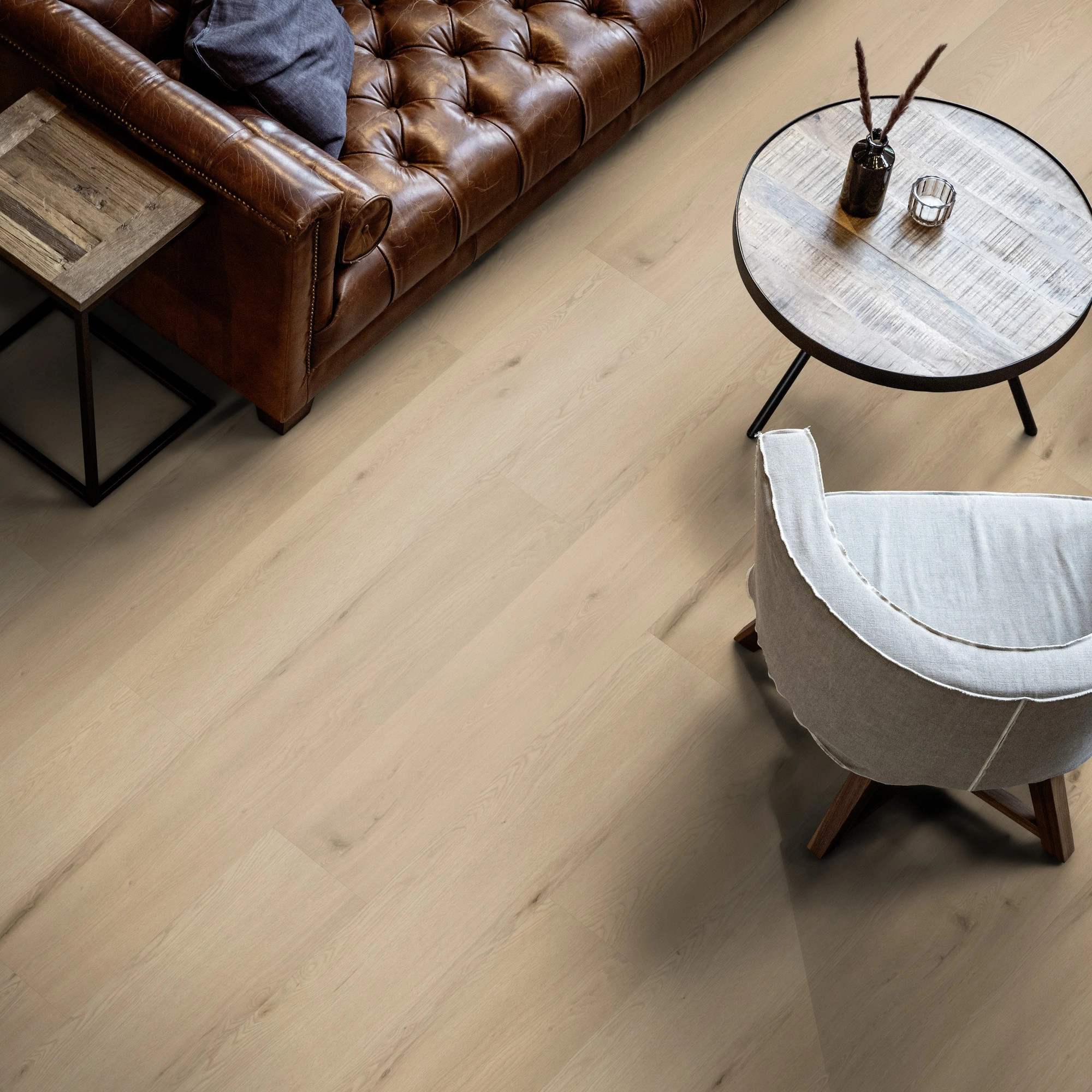 Milieubild Wohnzimmer mit Ledersofa - Blick von oben - ter Hürne Klebe-Vinyl Pro Classic Edition Eiche Amsterdam Milieubild Wohnzimmer mit Ledersofa - Blick von oben - ter Hürne 1101210426