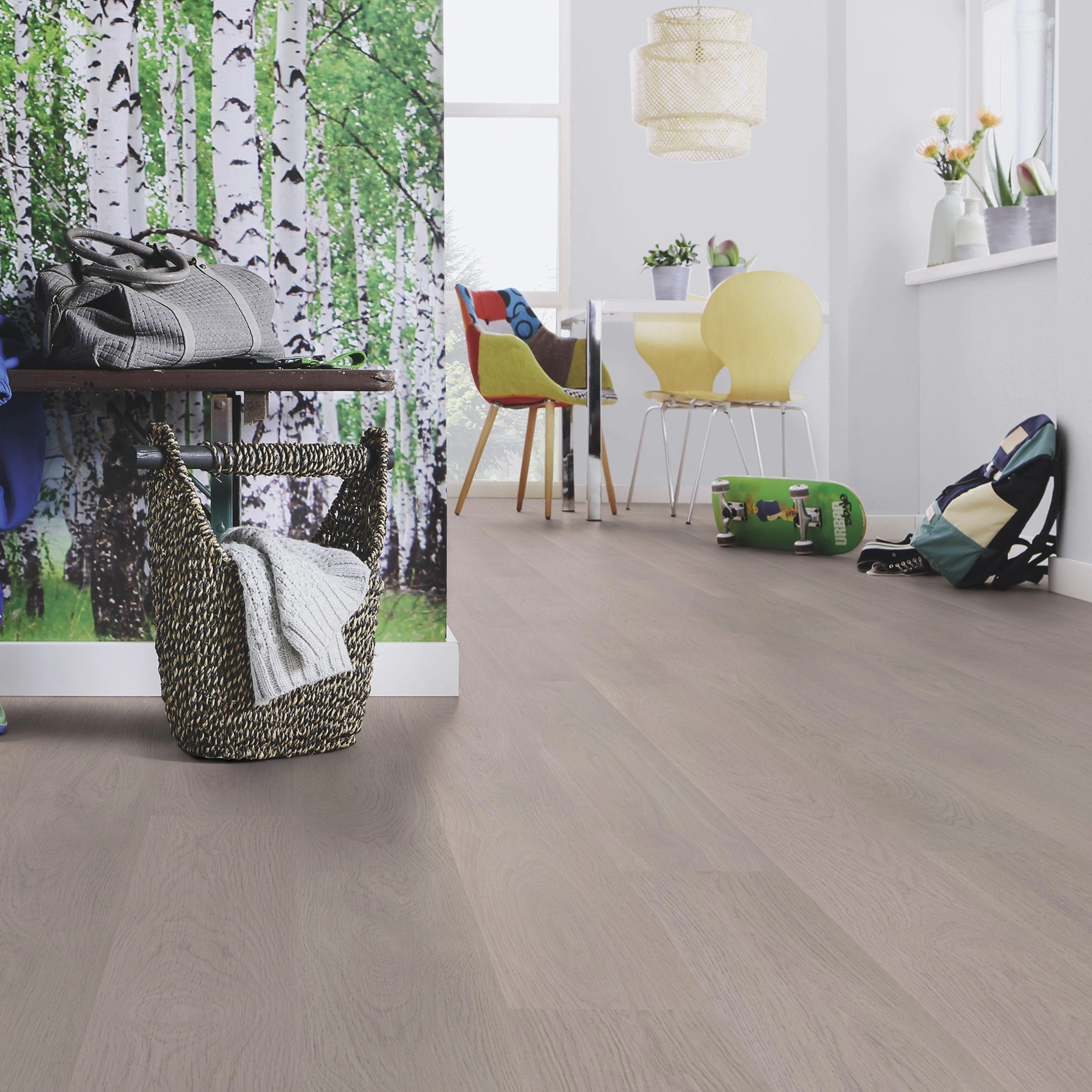 Milieubild Esszimmer mit Flur und Sitzbank - wineo Klebe-Bioboden PURLINE wineo 1000 wood L Soft Oak Silver Milieubild Esszimmer mit Flur und Sitzbank - wineo PL302R