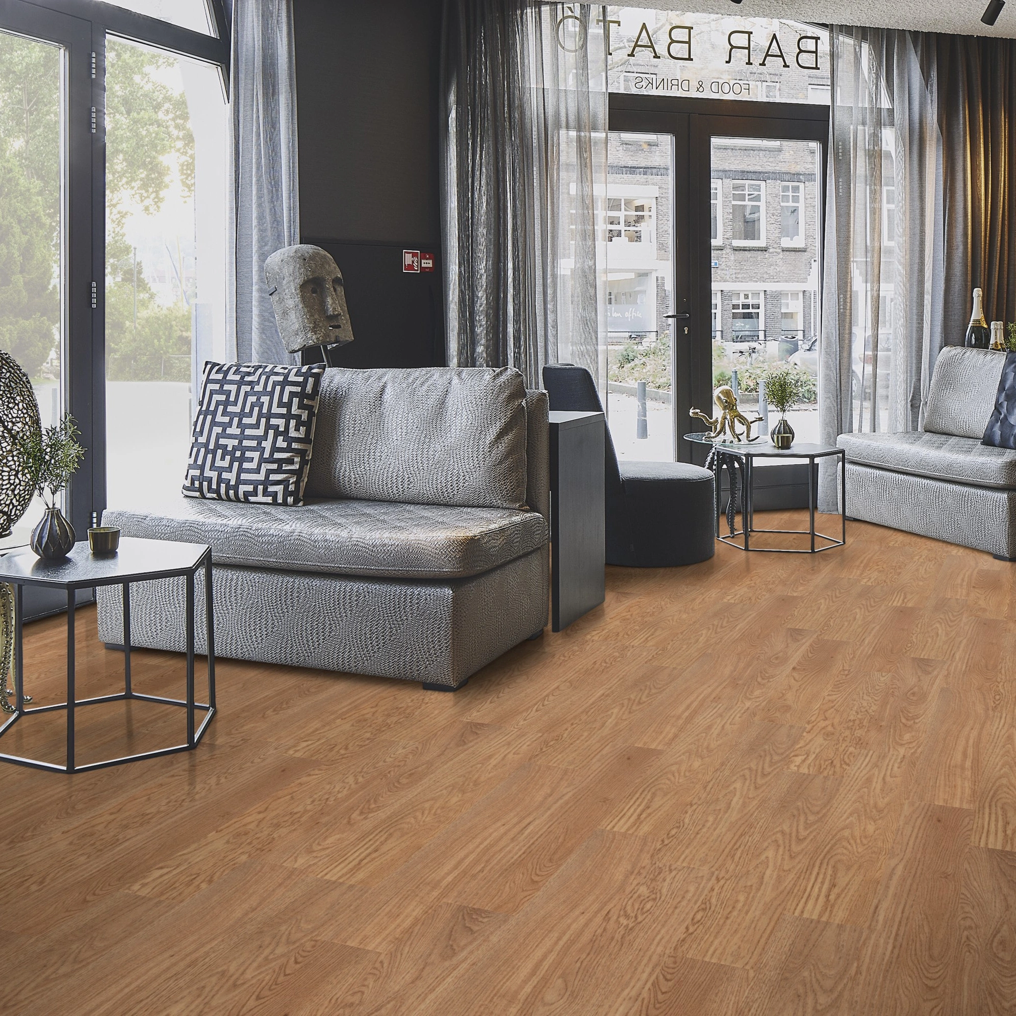 Milieubild Lounge in Hotelbar - Forbo Flooring Klebe-Vinyl Allura Dryback 0.55 Wood Waxed Oak Milieubild Lounge in Hotelbar - Forbo Flooring 220165