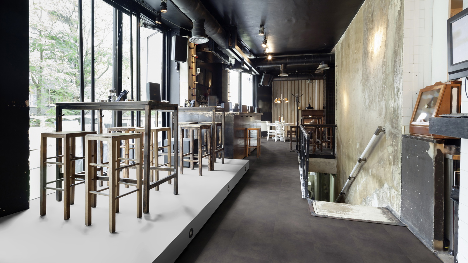 Milieubild Restaurant - Bar mit Tischen und Hockern - wineo PL15400SXL