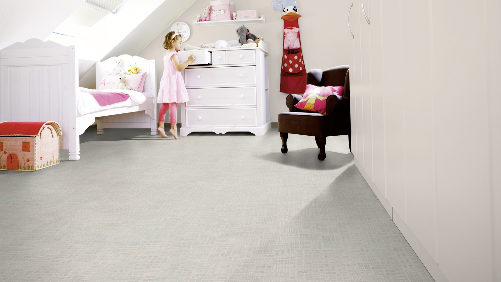 Milieubild Kinderzimmer mit weißer Kommode - wineo PL15601GXL