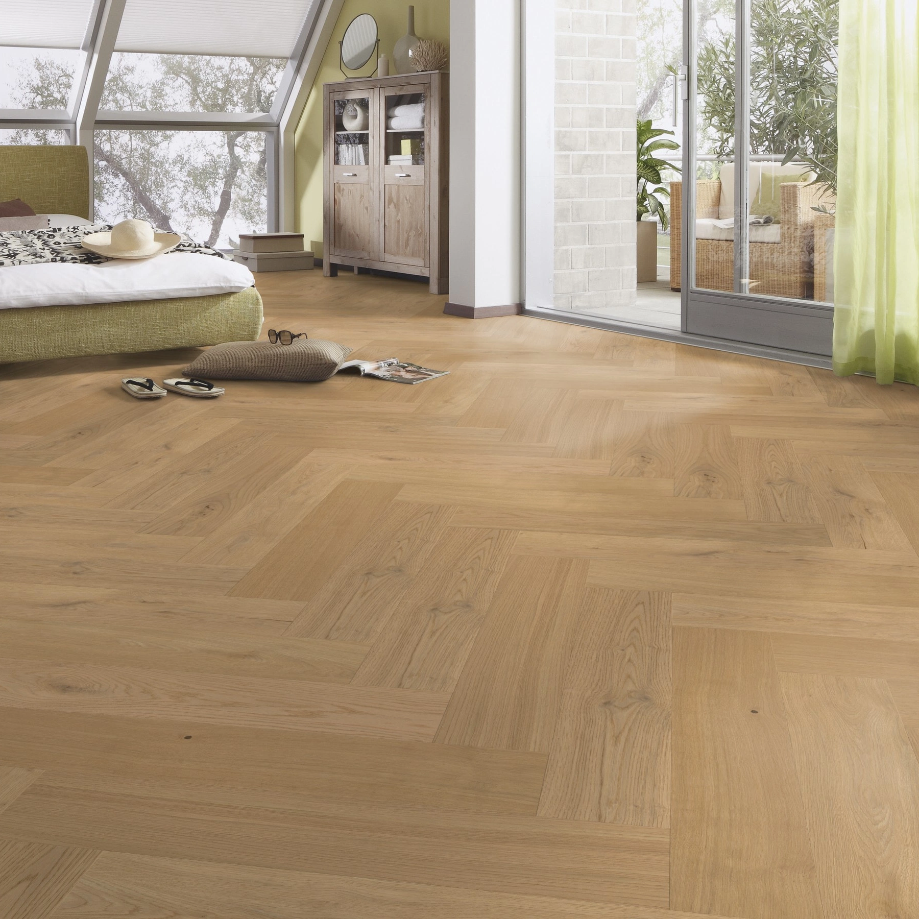 Milieubild Schlafzimmer im modernen Dachgeschoss - MEISTER Holzboden HS 500 Lindura Eiche classic pure Milieubild Schlafzimmer im modernen Dachgeschoss - MEISTER 500010-0700140-08928