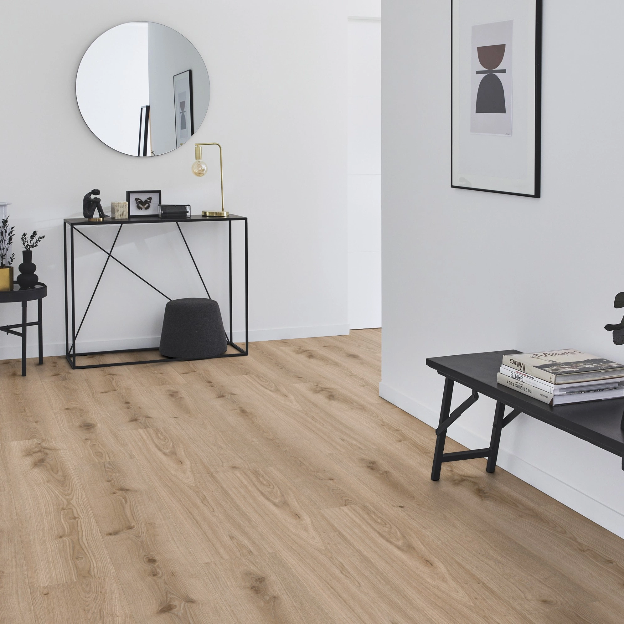 Milieubild Flur mit Sideboard und Spiegel - Tarkett Klebe-Vinyl Essence 30 Primary Oak Light Grey Milieubild Flur mit Sideboard und Spiegel - Tarkett 260055006