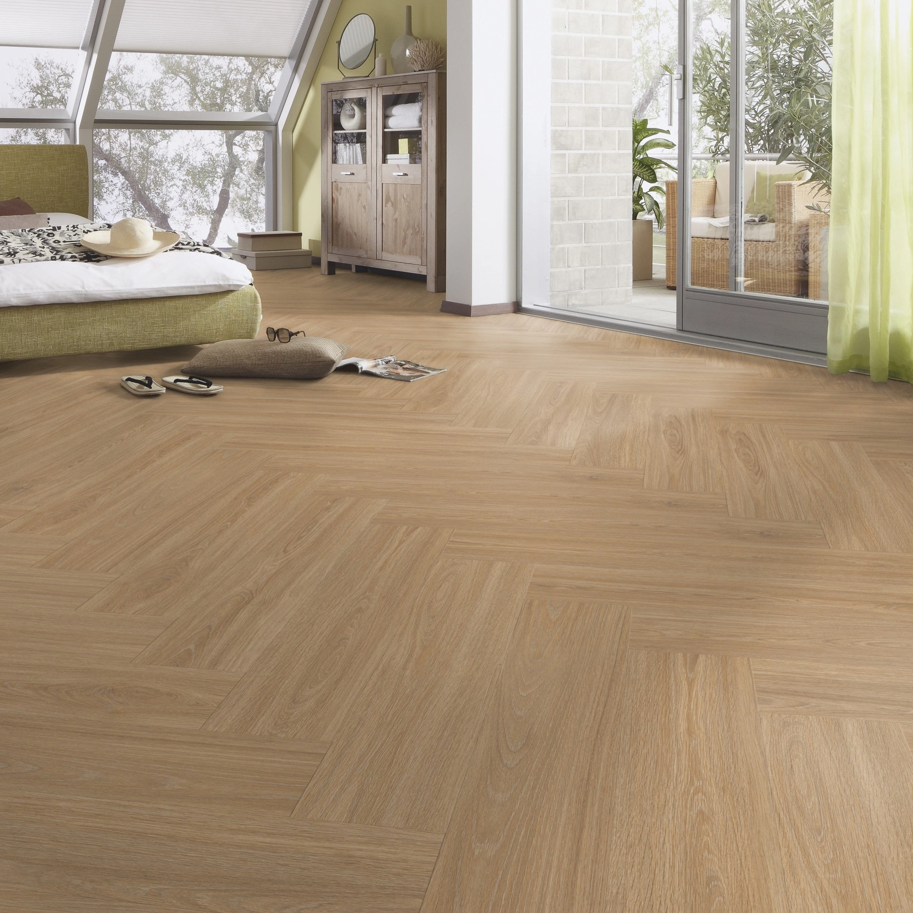 Milieubild Schlafzimmer im modernen Dachgeschoss - MEISTER Laminat LS 350 Princess Oak creme Milieubild Schlafzimmer im modernen Dachgeschoss - MEISTER 600001-0840168-06896