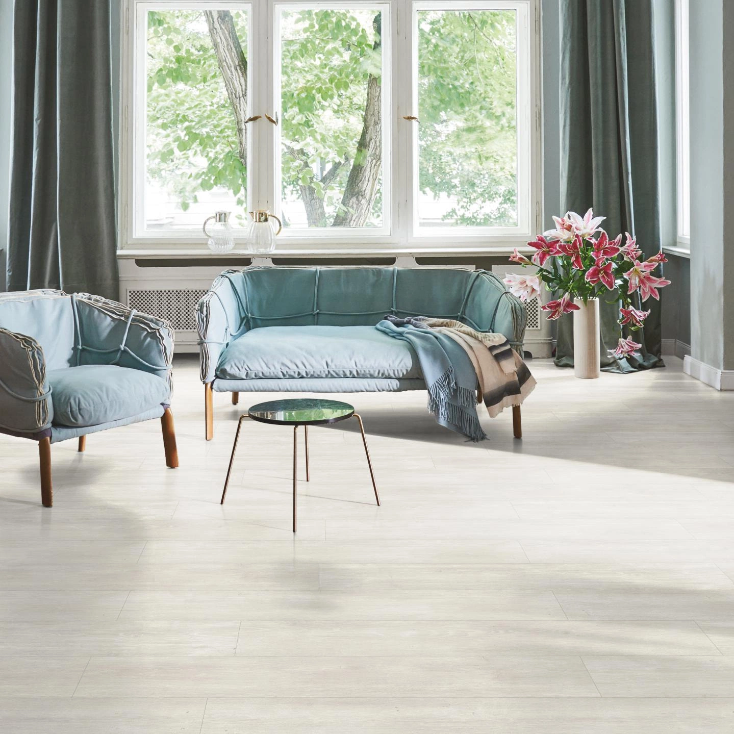 Milieubild Wohnzimmer in Stadtwohnung - Parador HDF Klick-Designboden Modular ONE Eiche Nordic weiß Milieubild Wohnzimmer in Stadtwohnung - Parador 1744547