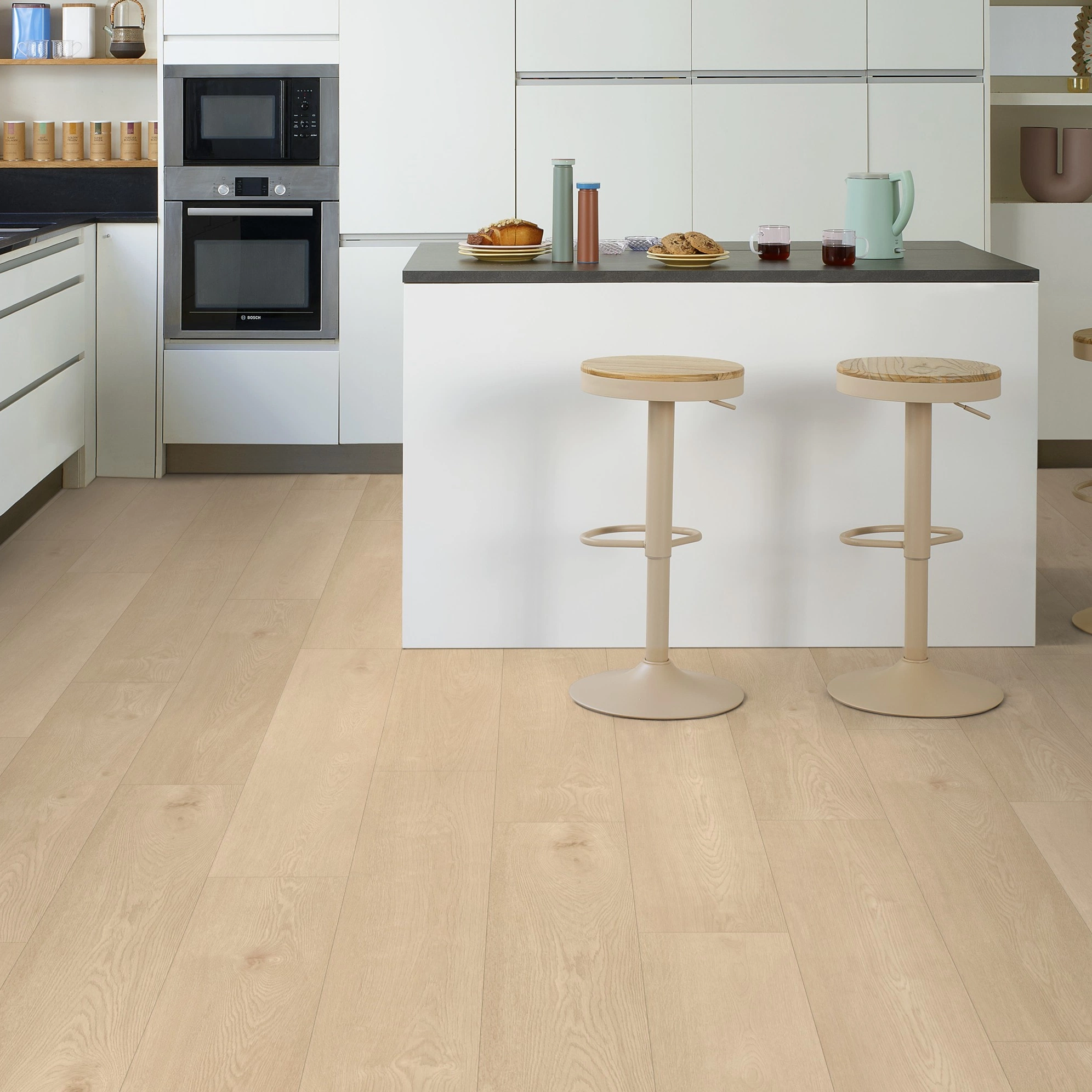 Milieubild Moderne Küche mit Küchenblock - Tarkett Rigid Klick-Vinyl iD Click Ultimate 55 NATURALS Chatillon Oak Natural Milieubild Moderne Küche mit Küchenblock - Tarkett 260023005