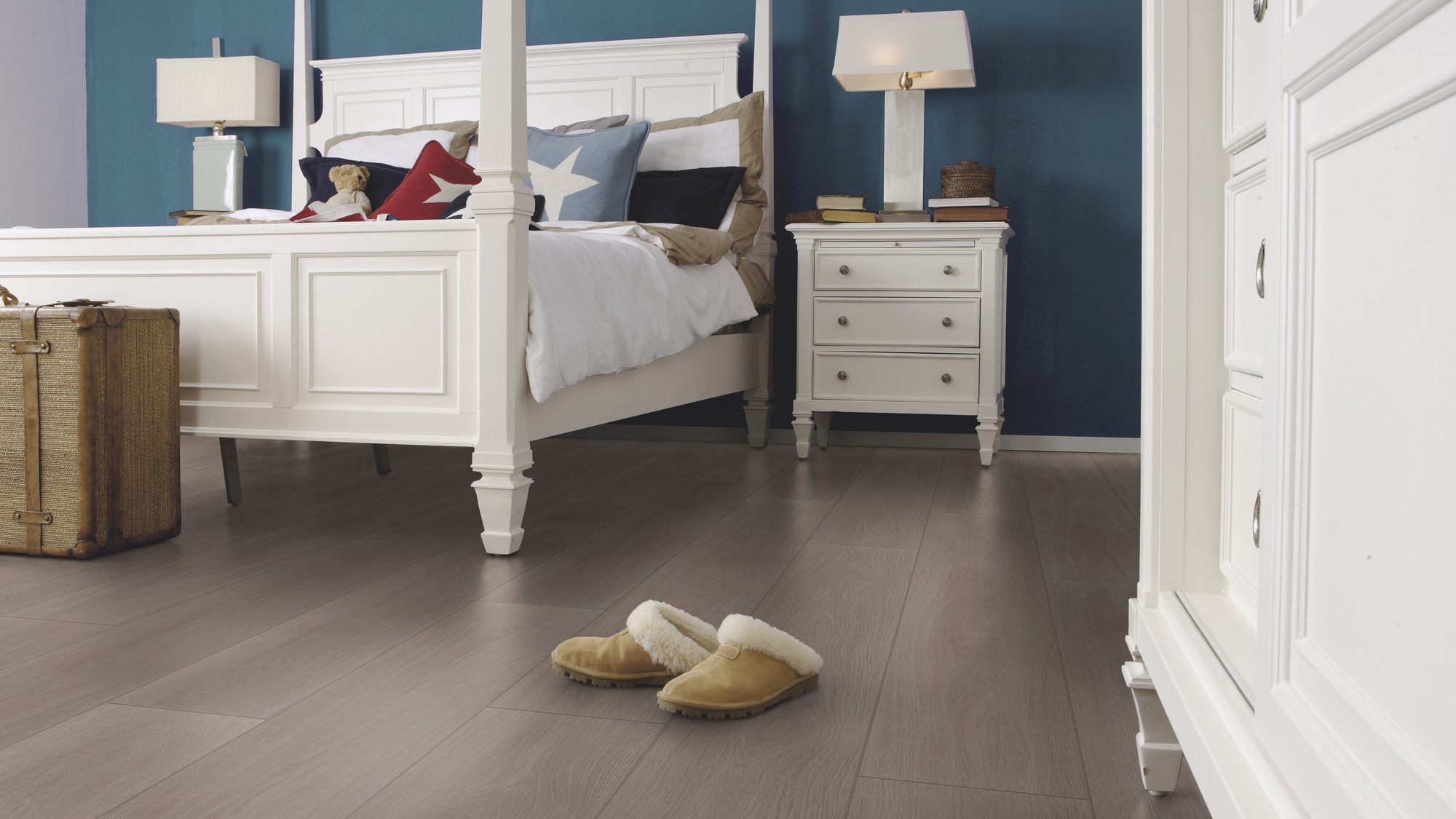 Milieubild Schlafzimmer im Landhaus-Stil - wineo HDF Klick-Bioboden PURLINE wineo 1000 wood XL Calm Oak Ash Milieubild Schlafzimmer im Landhaus-Stil - wineo MLP308R