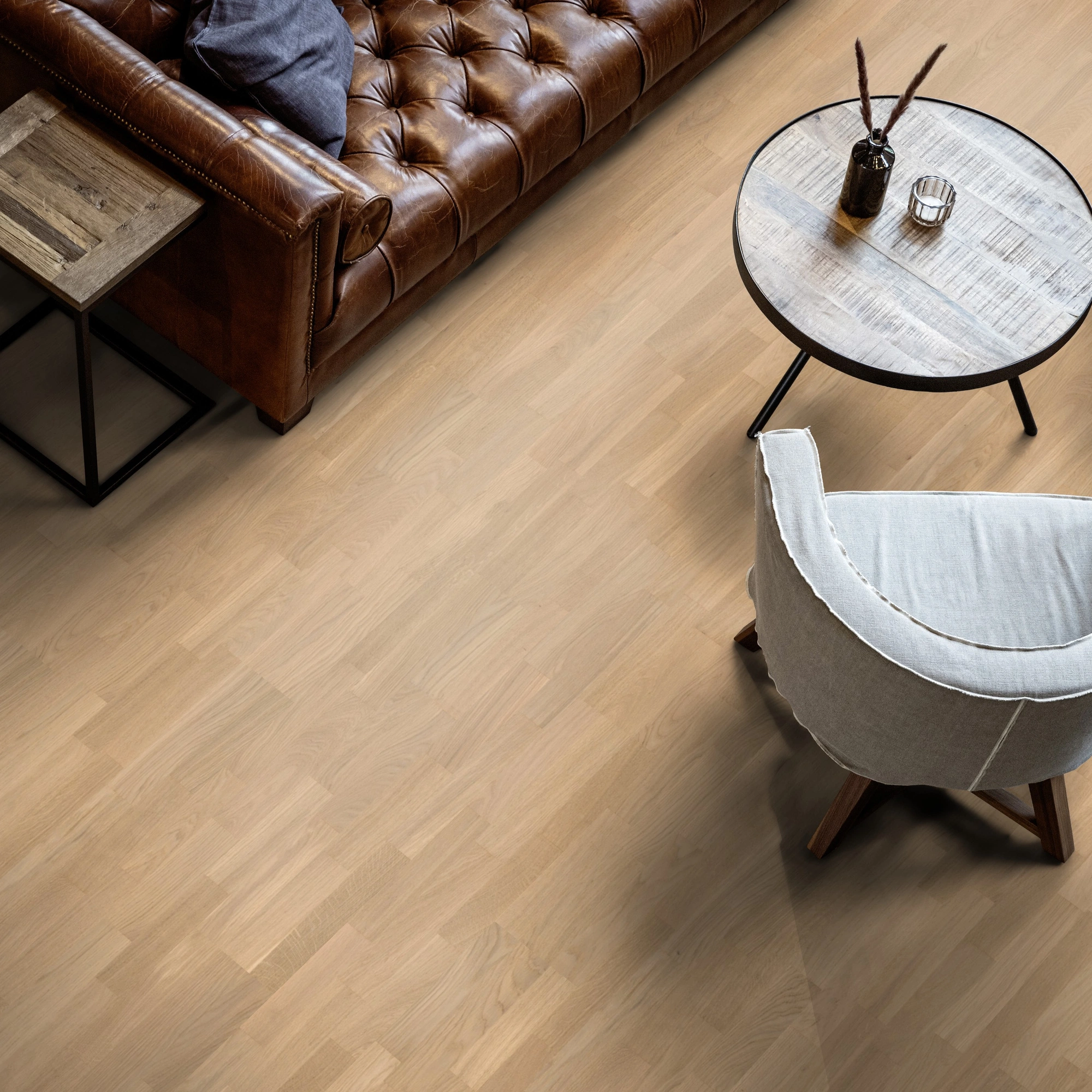 Milieubild Wohnzimmer mit Ledersofa - Blick von oben - ter Hürne Parkett Tailored Collection Eiche Elbling Milieubild Wohnzimmer mit Ledersofa - Blick von oben - ter Hürne 1101312496