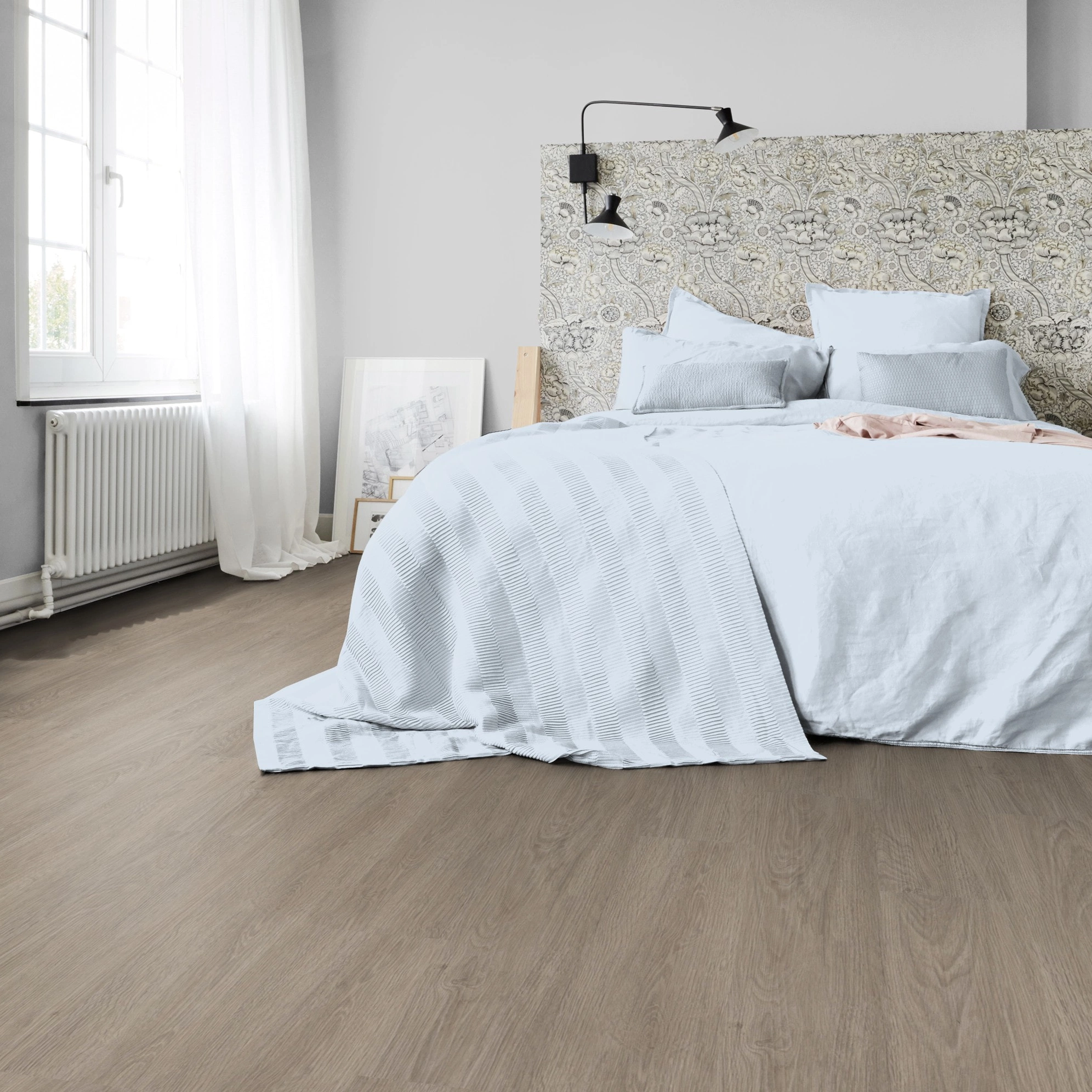 Milieubild Schlafzimmer in Stadtwohnung - Tarkett Klebe-Vinyl Essence 30 Cool Oak Light Beige Milieubild Schlafzimmer in Stadtwohnung - Tarkett 260055002