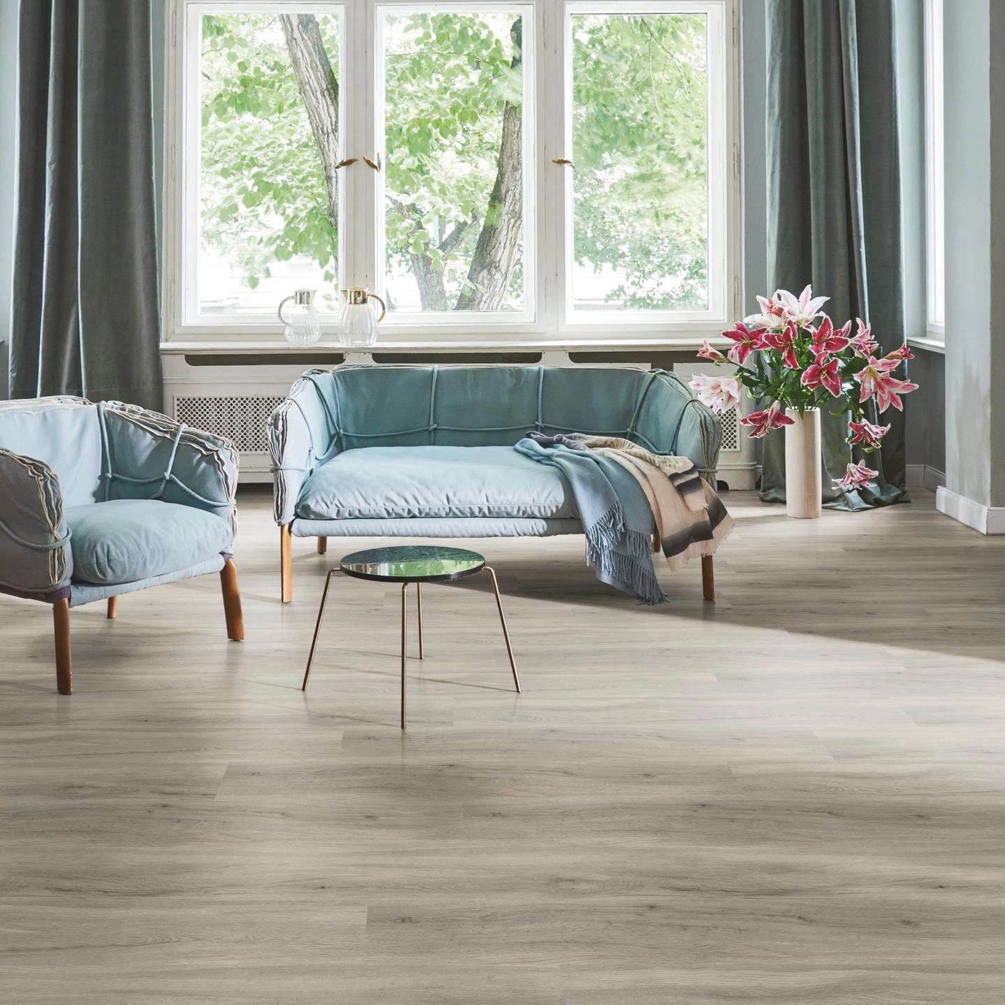 Milieubild Wohnzimmer in Stadtwohnung - Parador HDF Klick-Vinyl Basic 30 Eiche pastellgrau Milieubild Wohnzimmer in Stadtwohnung - Parador 1513441