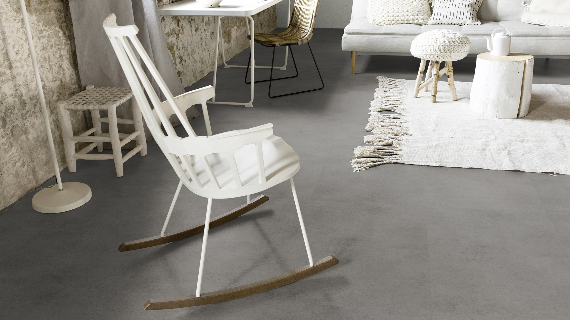 Milieubild Wohnzimmer mit Schaukelstuhl im skandinavischen Stil - Forbo Flooring 243652