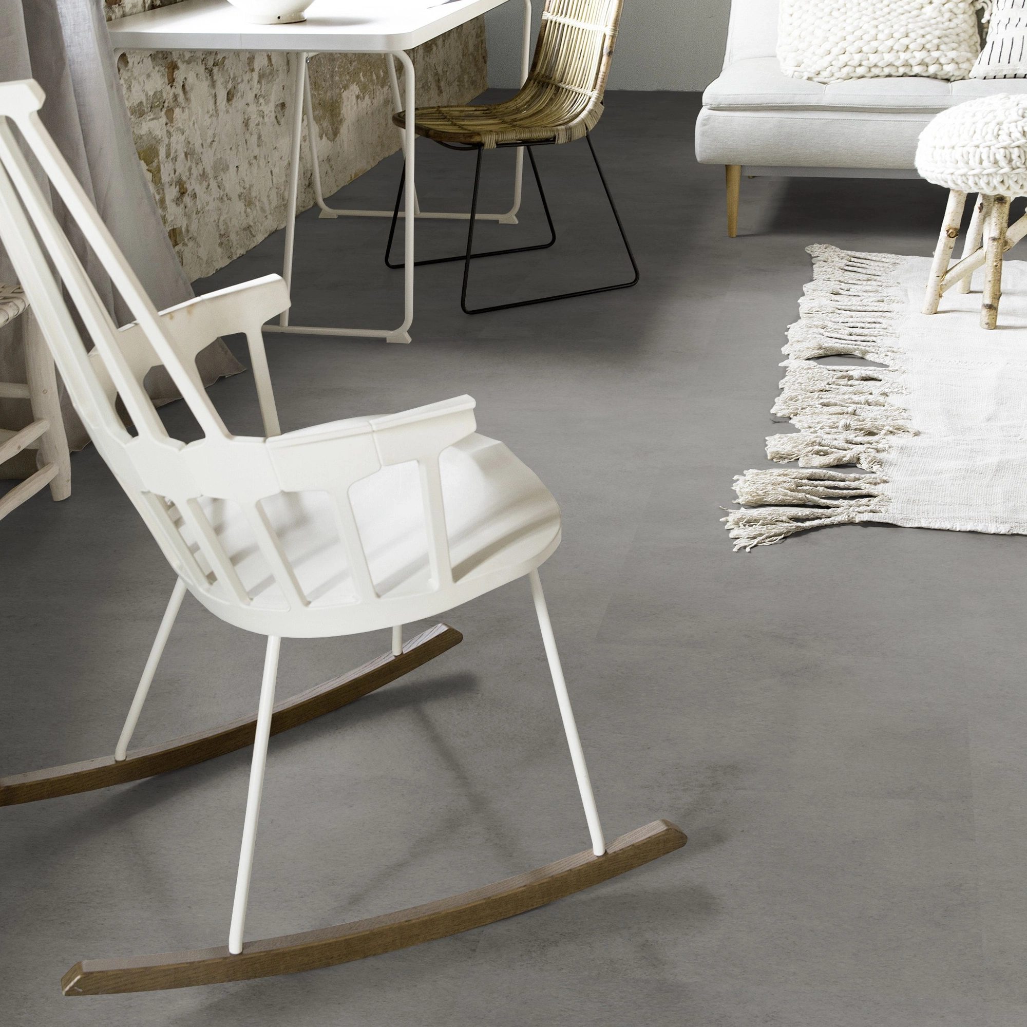 Milieubild Wohnzimmer mit Schaukelstuhl im skandinavischen Stil - Forbo Flooring Klebe-Vinyl Allura Dryback 0.55 Material Rock Cement Milieubild Wohnzimmer mit Schaukelstuhl im skandinavischen Stil - Forbo Flooring 243652