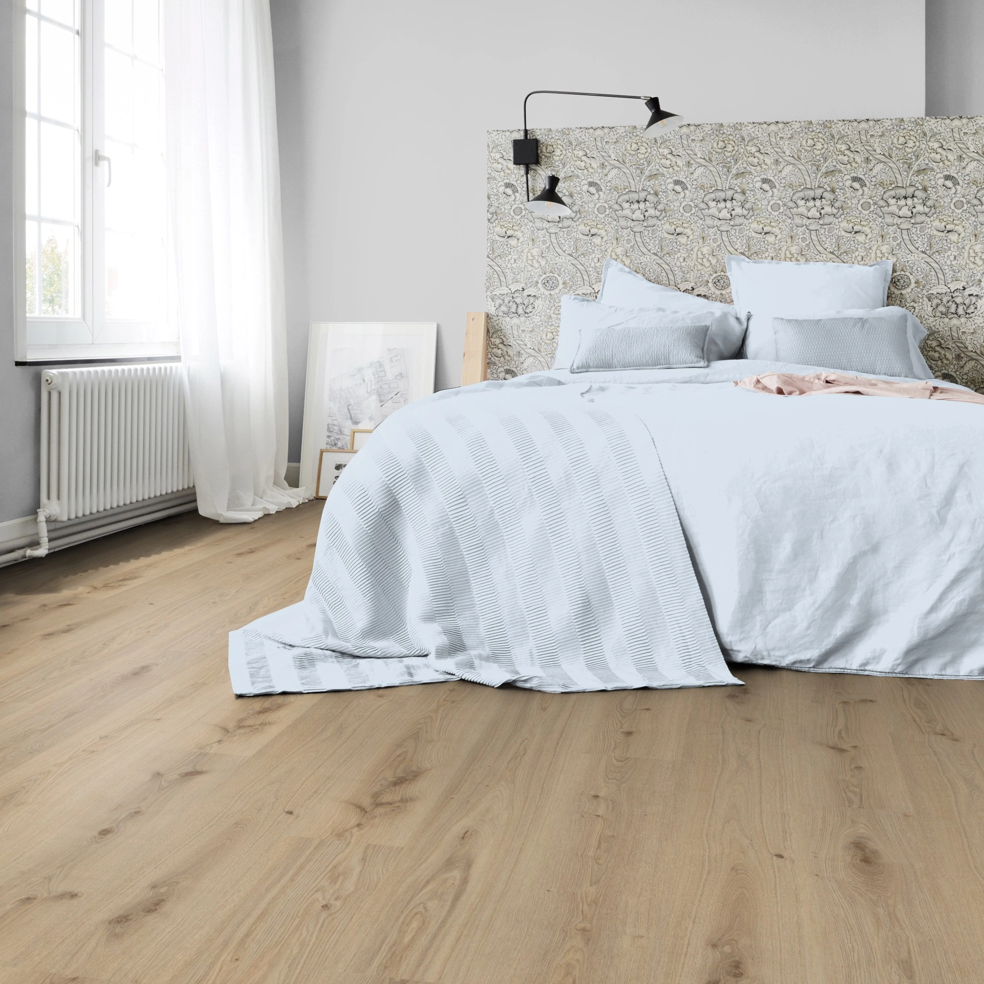 Milieubild Schlafzimmer in Stadtwohnung - Tarkett Rigid Klick-Vinyl Essence Rigid 55 Primary Oak Natural Milieubild Schlafzimmer in Stadtwohnung - Tarkett 260030004