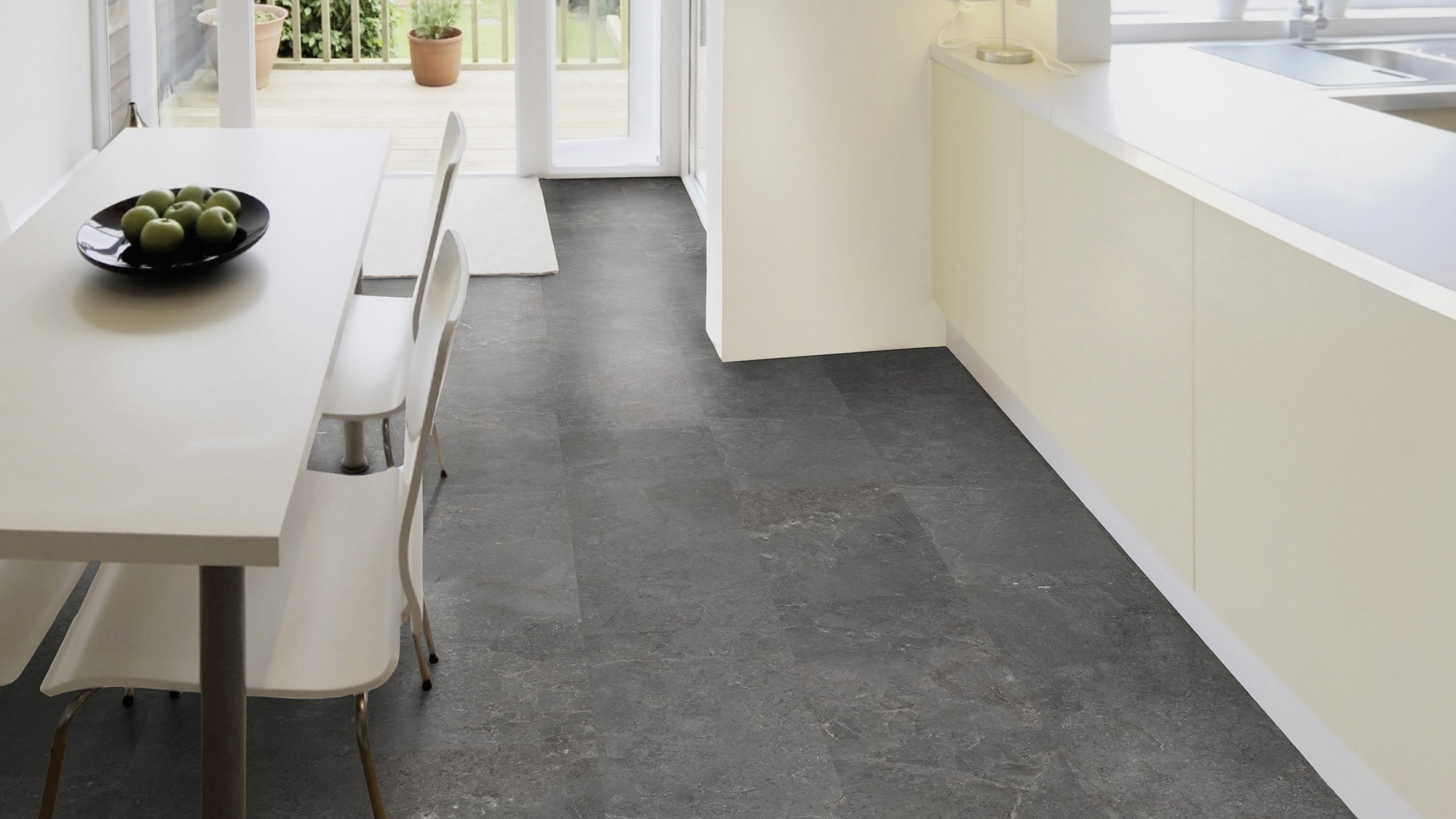 Milieubild Esszimmer mit Terrassentür - Wicanders Wise HDF Klick-Designboden stone Natural Minimal Stone Milieubild Esszimmer mit Terrassentür - Wicanders Wise 80003892