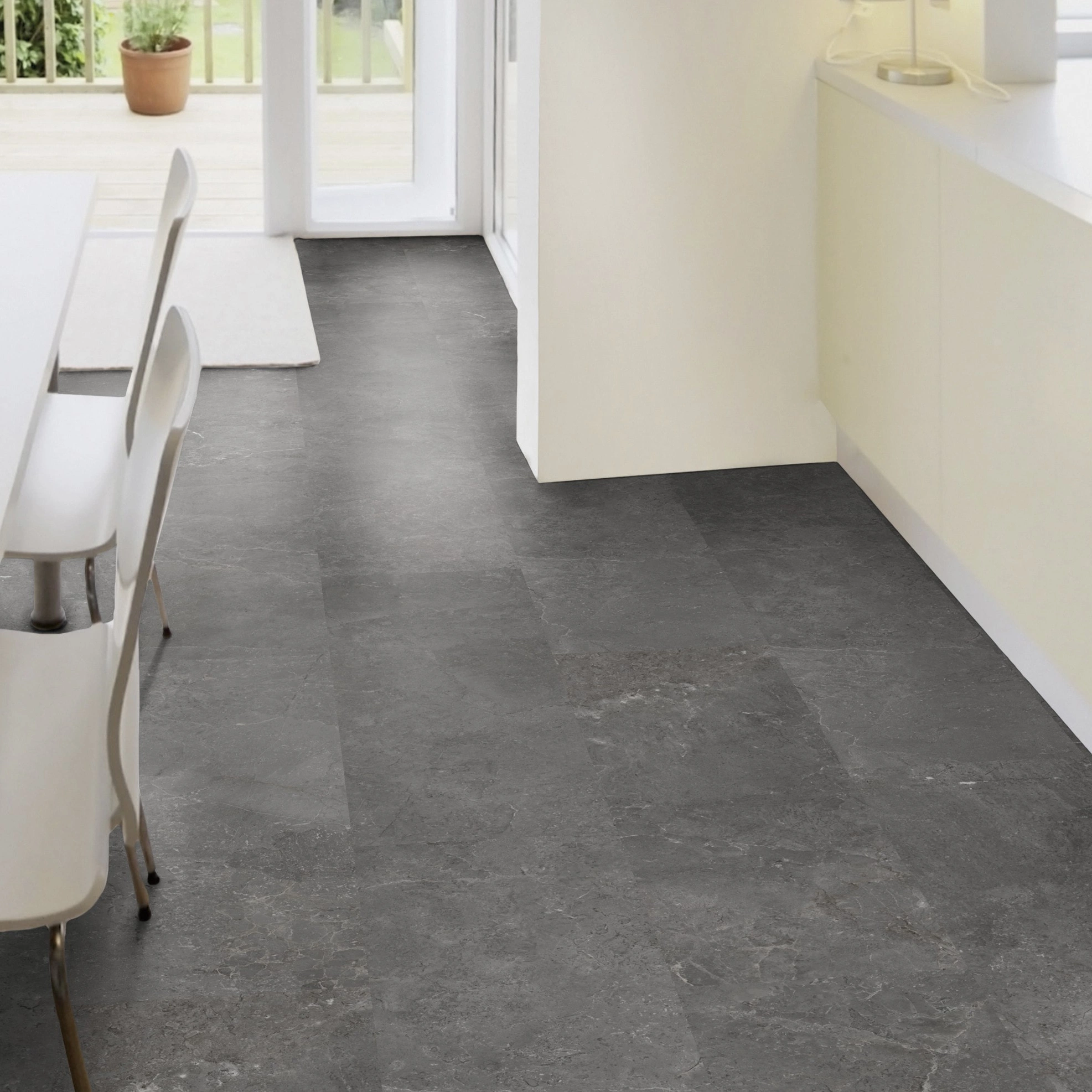 Milieubild Esszimmer mit Terrassentür - Wicanders Wise HDF Klick-Designboden stone Natural Minimal Stone Milieubild Esszimmer mit Terrassentür - Wicanders Wise 80003892