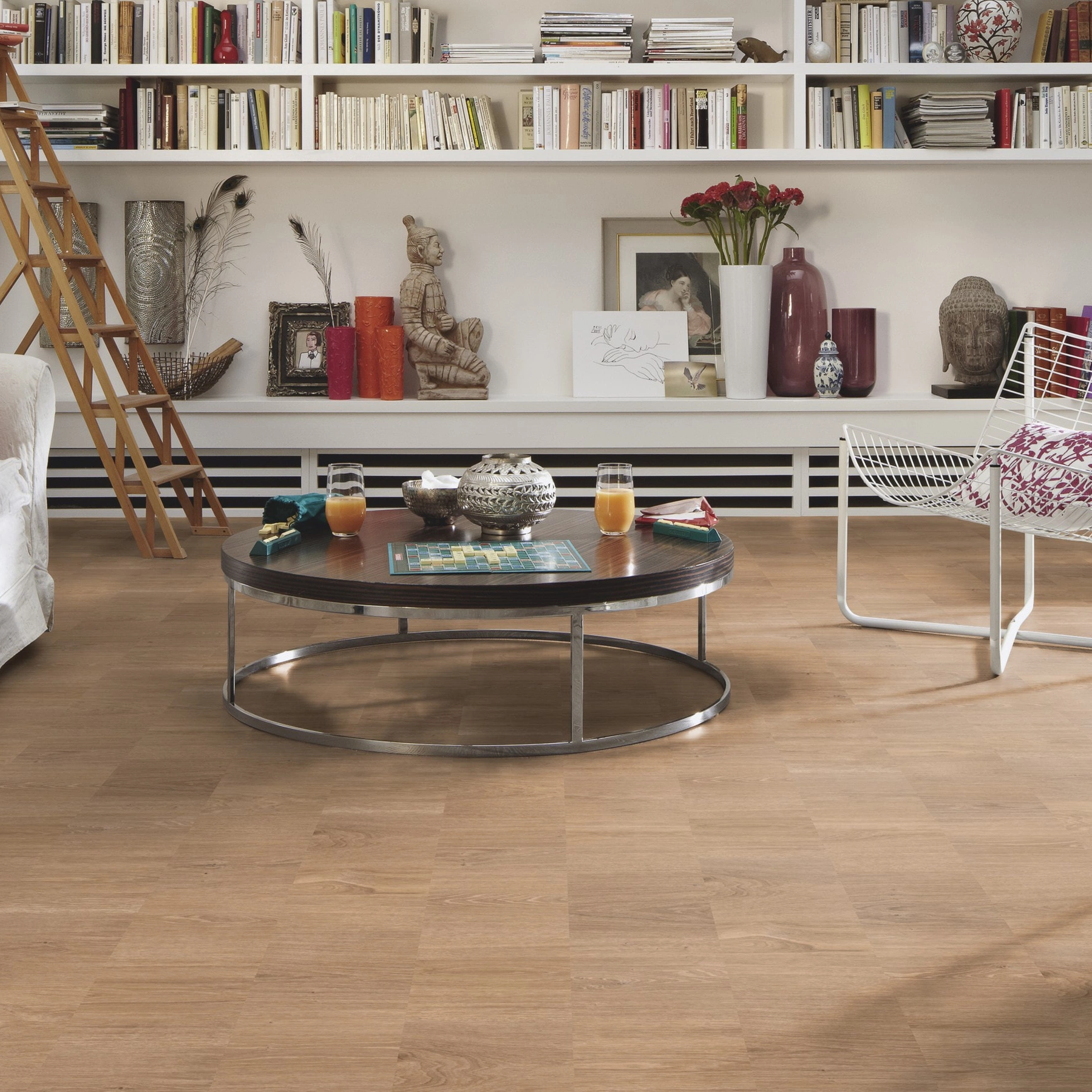 Milieubild Wohnzimmer mit großem Bücherregal - MEISTER Laminat LC 55 Crosswood Milieubild Wohnzimmer mit großem Bücherregal - MEISTER 600012-1288198-07135