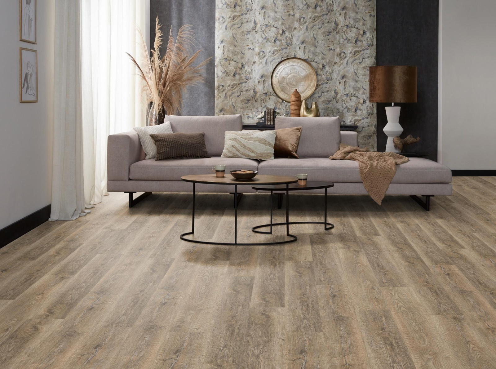 Milieubild Modernes, freundliches Wohnzimmer mit Sofa und Wandtapete - nexflor NXF-60030-003