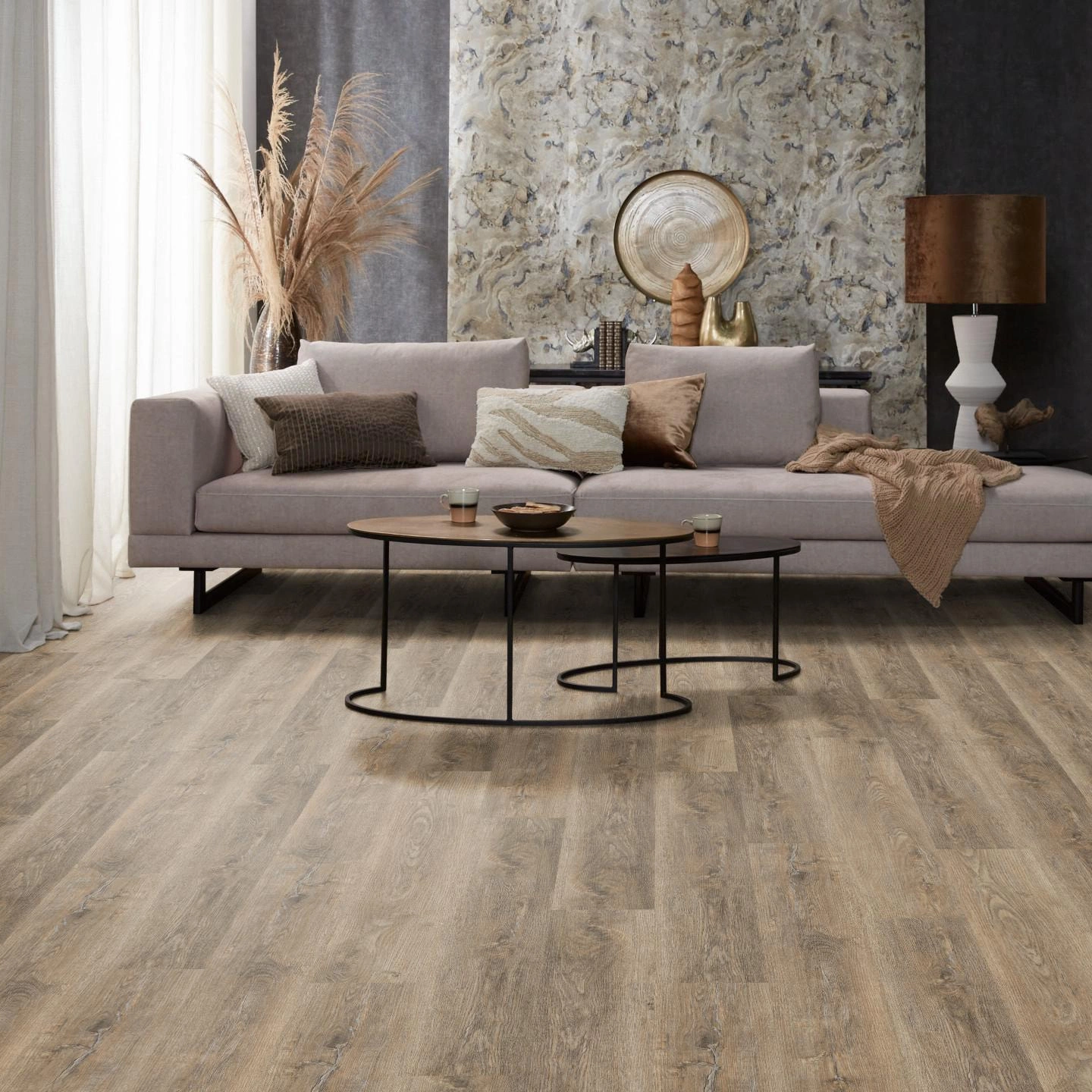 Milieubild Modernes, freundliches Wohnzimmer mit Sofa und Wandtapete - nexflor Rigid Klick-Vinyl Apollo Click Collection Corinth Oak Milieubild Modernes, freundliches Wohnzimmer mit Sofa und Wandtapete - nexflor NXF-60030-003