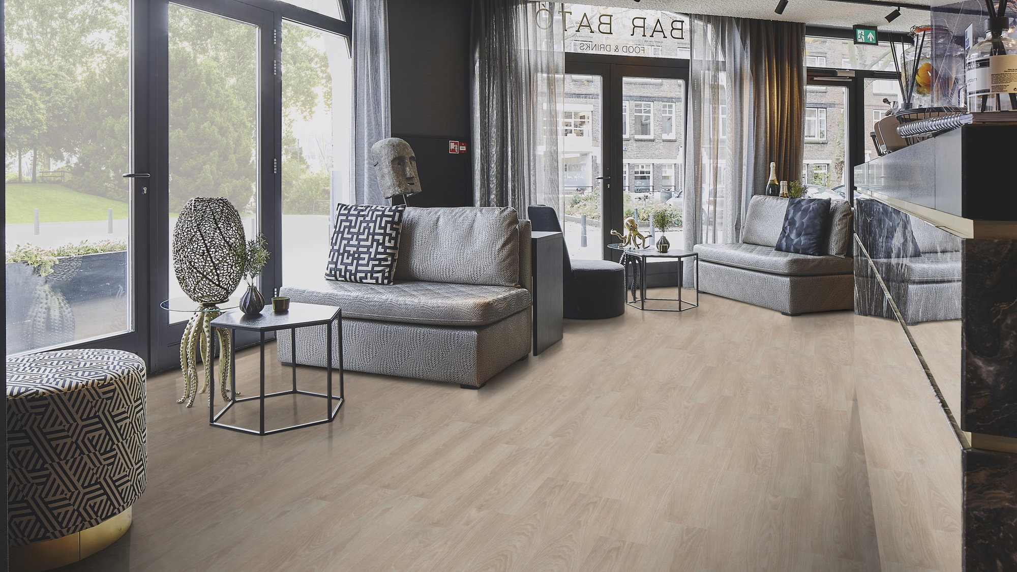 Milieubild Lounge in Hotelbar - Forbo Flooring Klebe-Vinyl Allura Dryback 0.55 Wood Bleached Timber Milieubild Lounge in Hotelbar - Forbo Flooring 243593