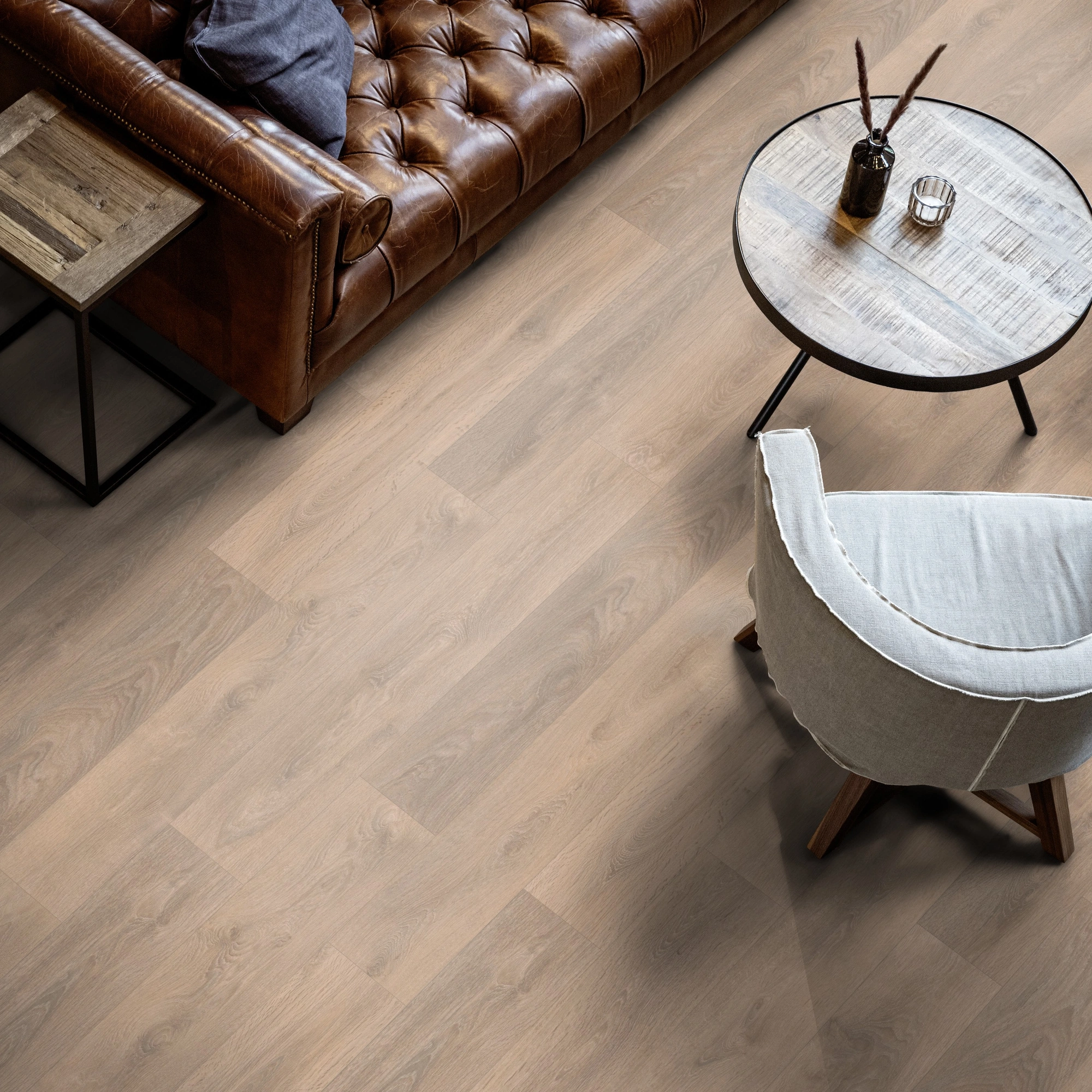 Milieubild Wohnzimmer mit Ledersofa - Blick von oben - ter Hürne Laminat Classic Edition Eiche French Bistro Milieubild Wohnzimmer mit Ledersofa - Blick von oben - ter Hürne 1101021838