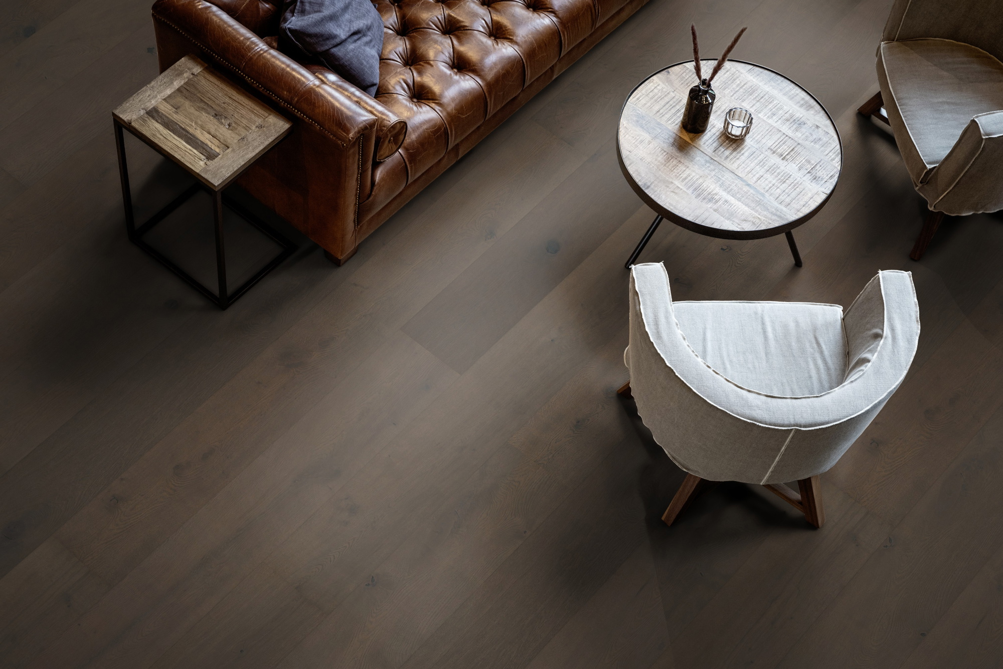 Milieubild Wohnzimmer mit Ledersofa - Blick von oben - ter Hürne Holzboden Hywood EVO Noblesse Collection Eiche Sumava Milieubild Wohnzimmer mit Ledersofa - Blick von oben - ter Hürne 1101281117