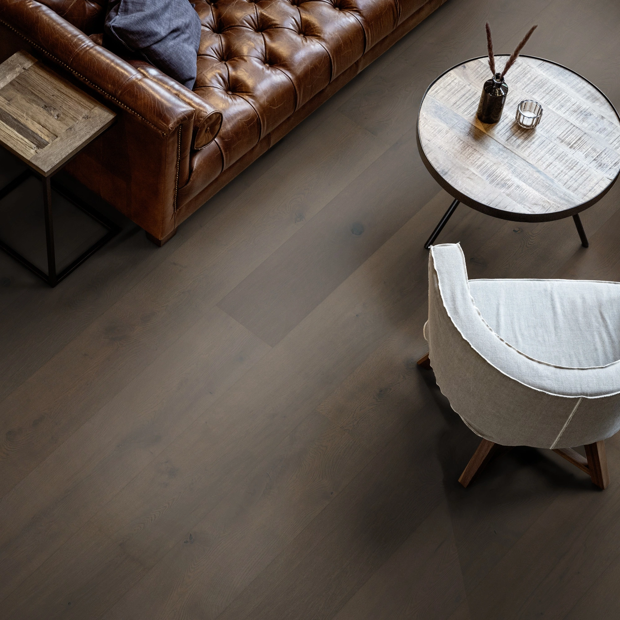 Milieubild Wohnzimmer mit Ledersofa - Blick von oben - ter Hürne Holzboden Hywood EVO Noblesse Collection Eiche Sumava Milieubild Wohnzimmer mit Ledersofa - Blick von oben - ter Hürne 1101281117