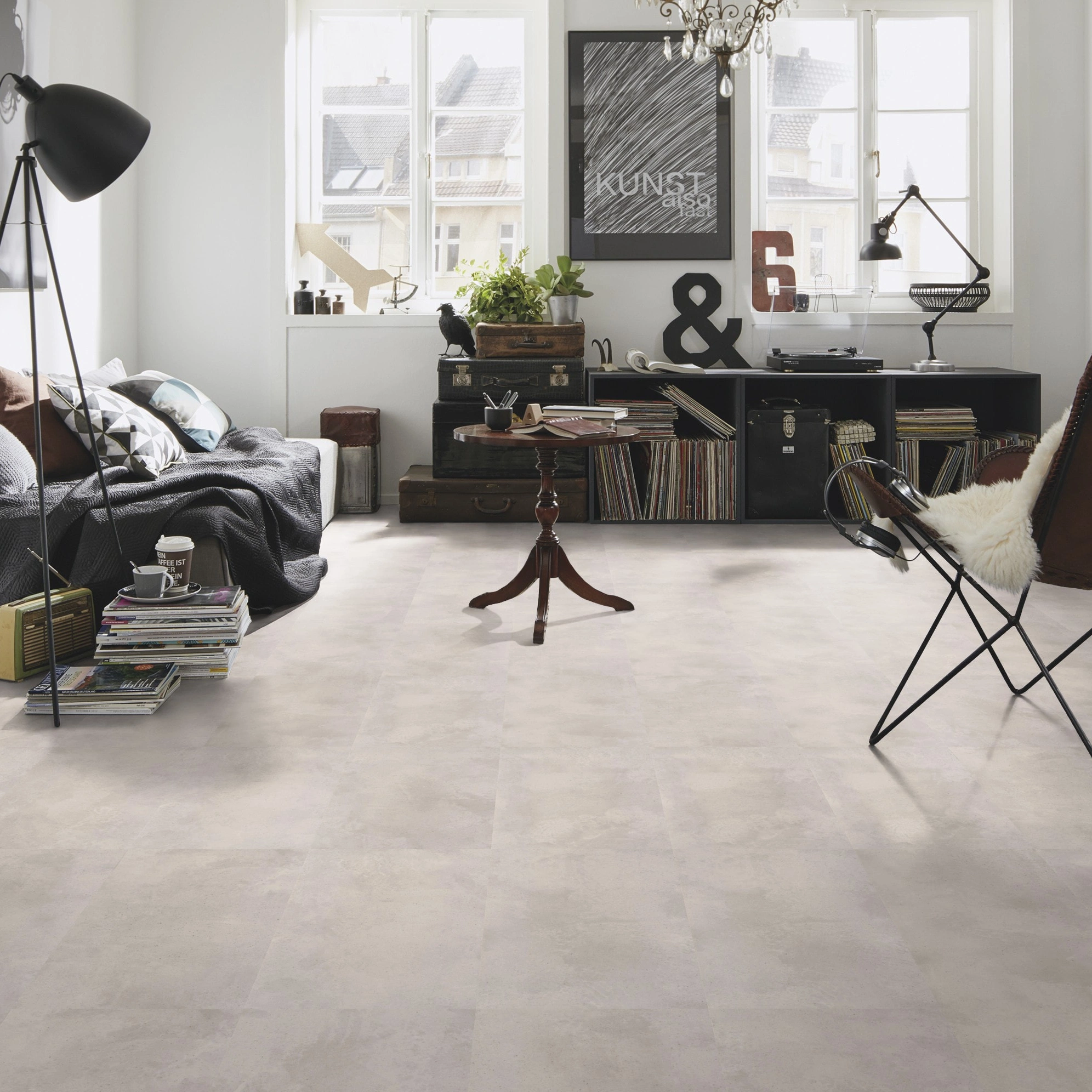 Milieubild Kompaktes Wohnzimmer mit Bücherregal - wineo HDF Klick-Bioboden PURLINE wineo 1000 stone L Urban Concrete Light Milieubild Kompaktes Wohnzimmer mit Bücherregal - wineo MLP317R