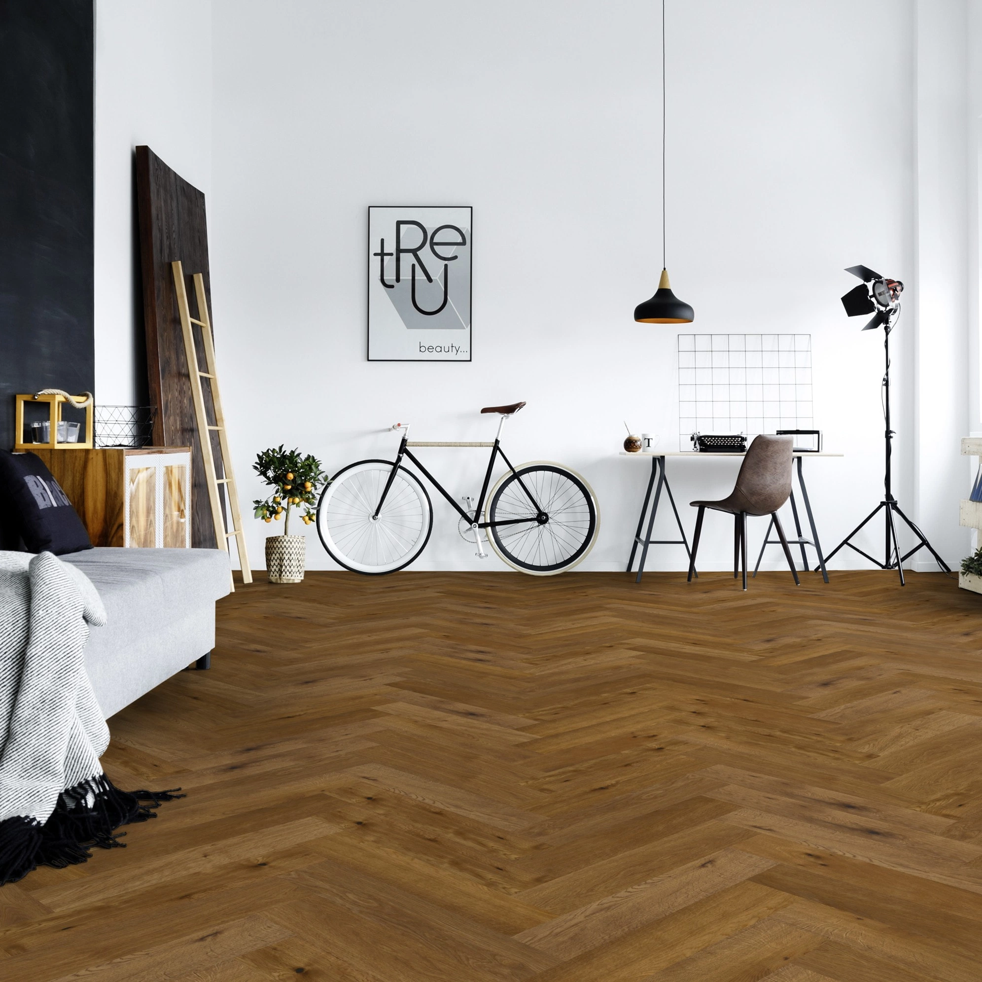 Milieubild Junges Wohnzimmer mit Sofa und Rennrad - Thede & Witte Parkett Maxistab Eiche geräuchert Milieubild Junges Wohnzimmer mit Sofa und Rennrad - Thede & Witte 52MSÖENF15EI65