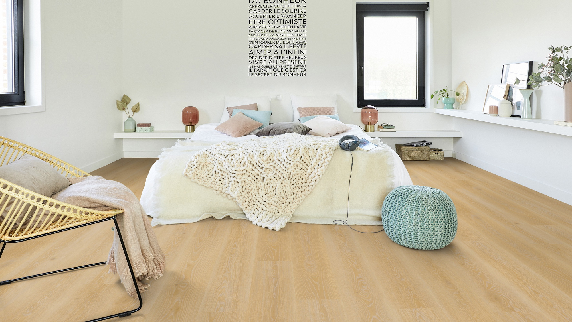 Milieubild Modernes Schlafzimmer - Bett mit Stuhl - Tarkett Klebe-Vinyl Essence 55 Tribe Oak Light Natural Milieubild Modernes Schlafzimmer - Bett mit Stuhl - Tarkett 260053007