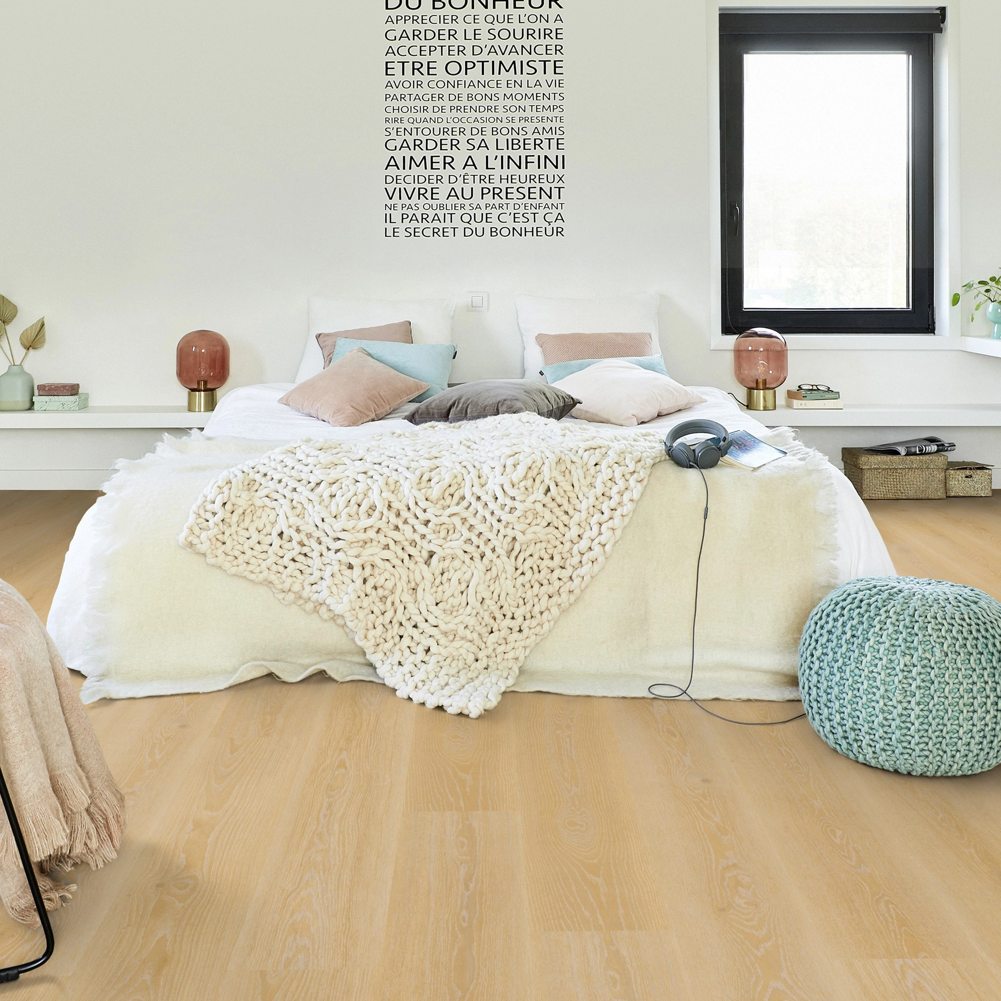 Milieubild Modernes Schlafzimmer - Bett mit Stuhl - Tarkett Klebe-Vinyl Essence 55 Tribe Oak Light Natural Milieubild Modernes Schlafzimmer - Bett mit Stuhl - Tarkett 260053007