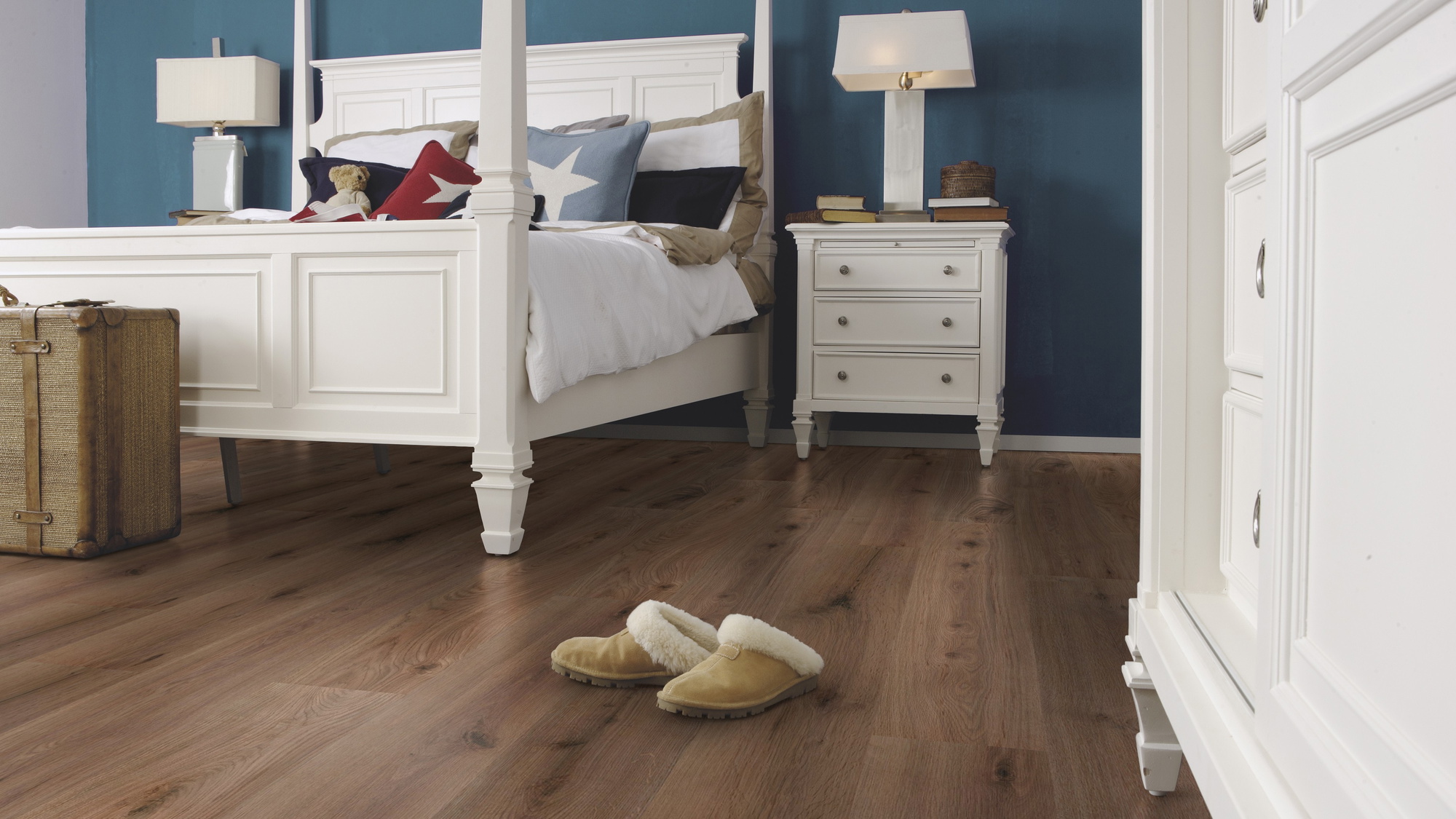 Milieubild Schlafzimmer im Landhaus-Stil - wineo Klebe-Bioboden PURLINE wineo 1000 wood L Strong Oak Cappuccino Milieubild Schlafzimmer im Landhaus-Stil - wineo PL303R