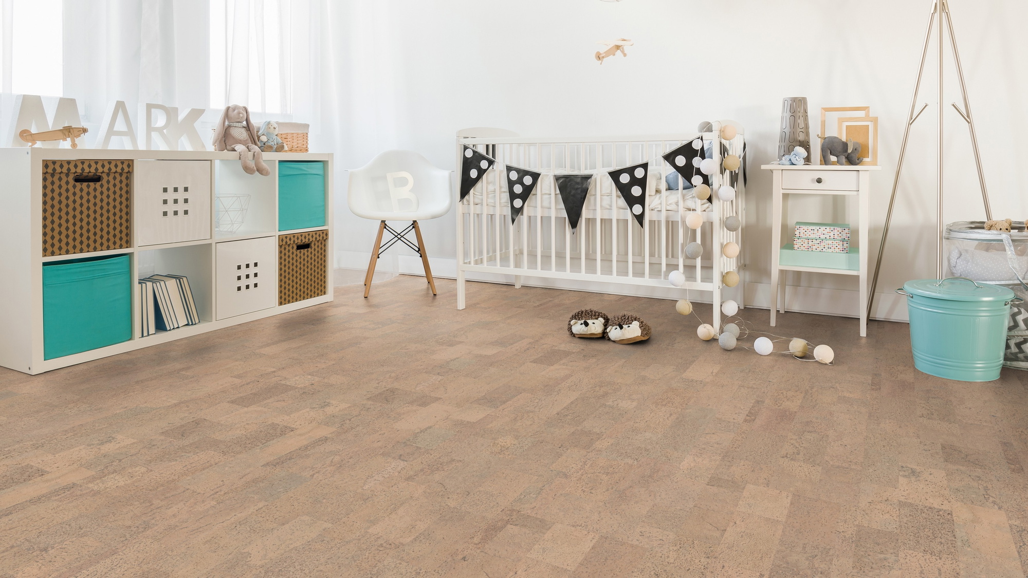 Milieubild Kinderzimmer mit weißer Krippe - Wicanders Wise HDF Klick-Korkboden cork Essence Identity Champagne Milieubild Kinderzimmer mit weißer Krippe - Wicanders Wise 80001653
