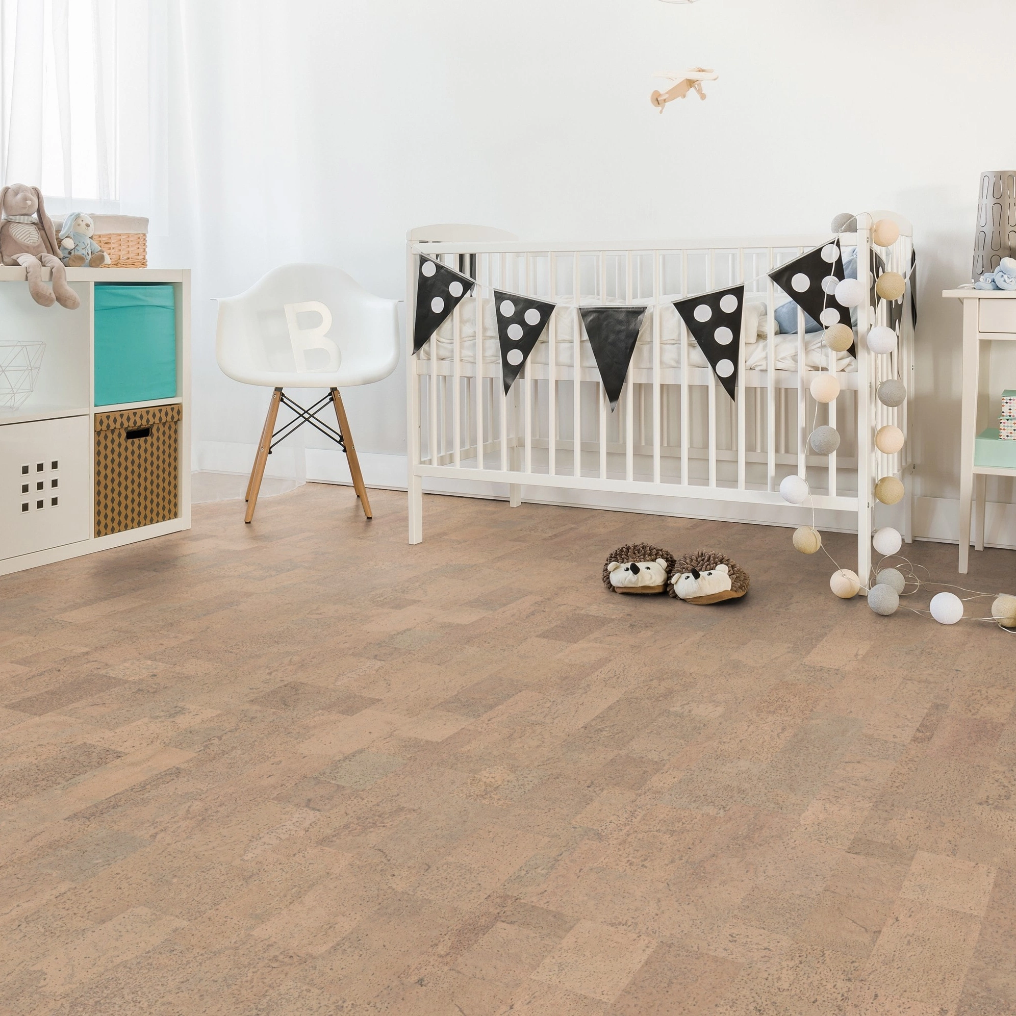 Milieubild Kinderzimmer mit weißer Krippe - Wicanders Wise HDF Klick-Korkboden cork Essence Identity Champagne Milieubild Kinderzimmer mit weißer Krippe - Wicanders Wise 80001653