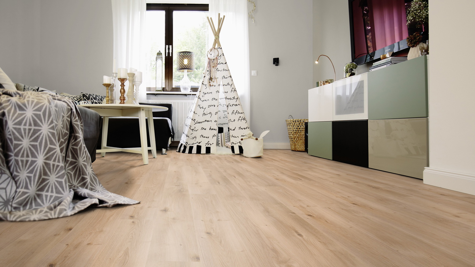 Milieubild Wohnzimmer mit Sideboard und Fernseher - wineo PL299R