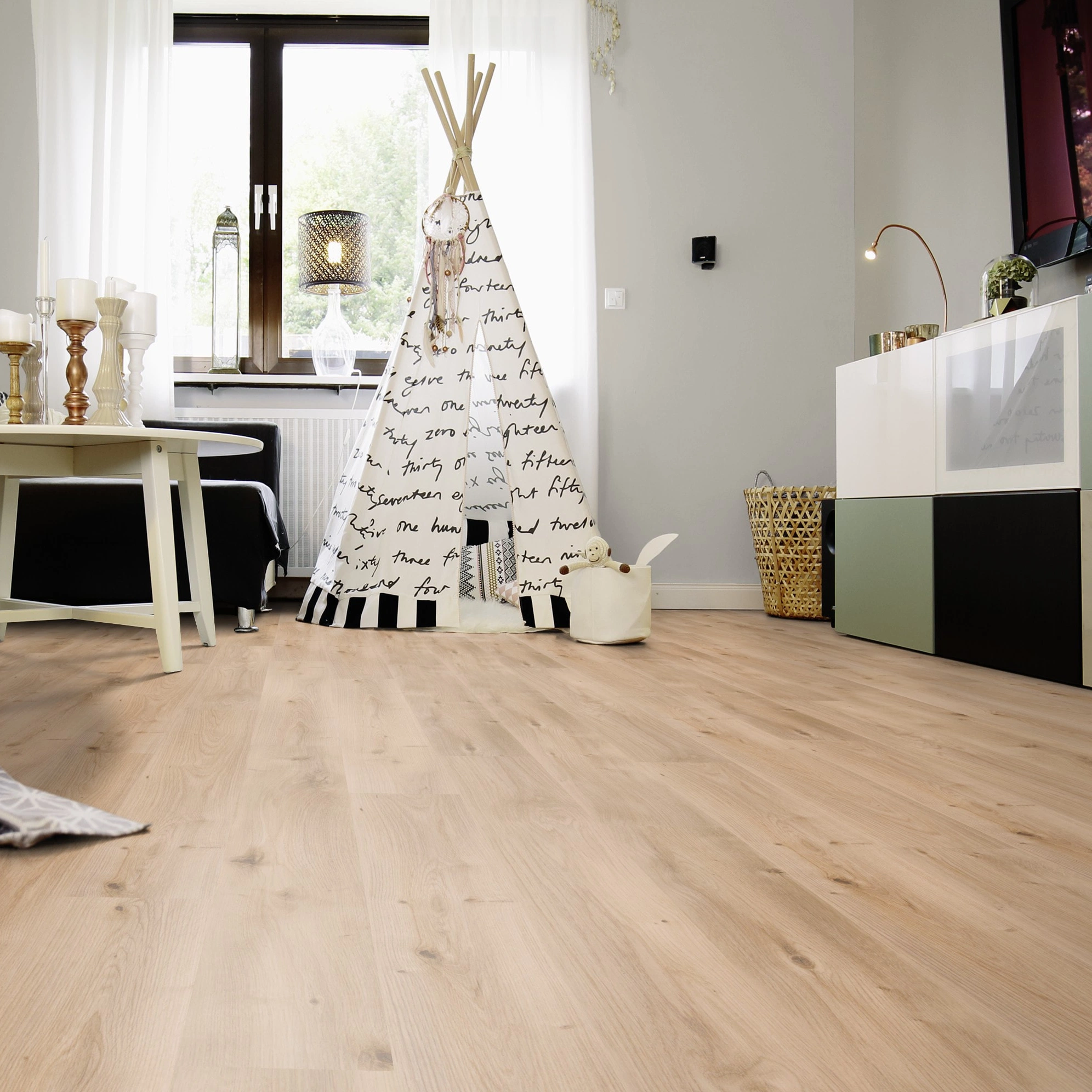 Milieubild Wohnzimmer mit Sideboard und Fernseher - wineo Klebe-Bioboden PURLINE wineo 1000 wood L Intensive Oak Honey Milieubild Wohnzimmer mit Sideboard und Fernseher - wineo PL299R