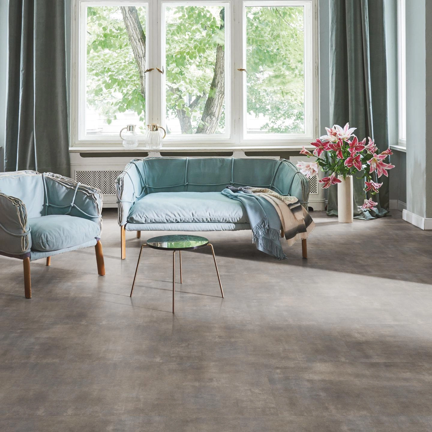 Milieubild Wohnzimmer in Stadtwohnung - Parador Klebe-Vinyl Trendtime 5 Dryback Mineral grey Milieubild Wohnzimmer in Stadtwohnung - Parador 1750855