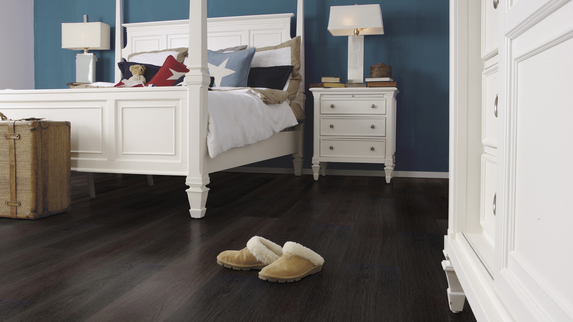 Milieubild Schlafzimmer im Landhaus-Stil - wineo Klick-Bioboden PURLINE wineo 1000 wood L Soft Oak Pepper Milieubild Schlafzimmer im Landhaus-Stil - wineo PLC304R