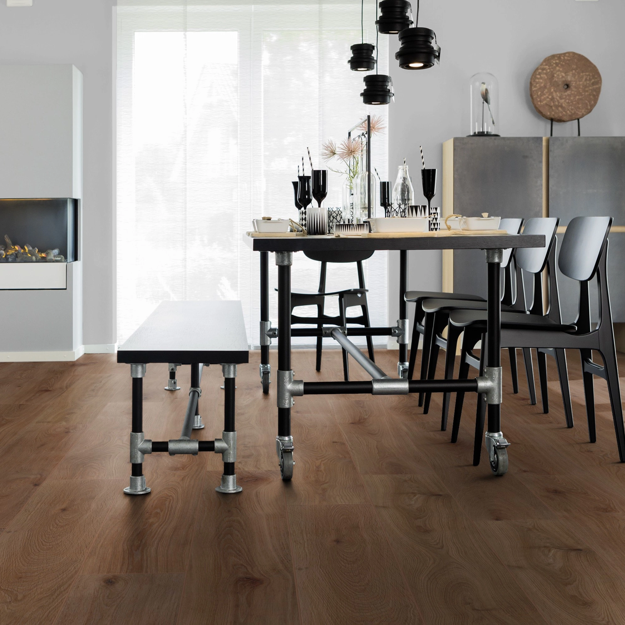 Milieubild Esszimmer mit Kamin - wineo Klebe-Bioboden PURLINE wineo 1000 wood XL Noble Oak Chocolate Milieubild Esszimmer mit Kamin - wineo PL312R