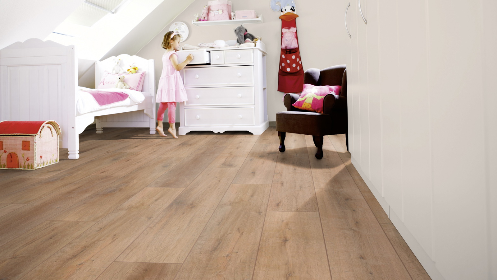 Milieubild Kinderzimmer mit weißer Kommode - wineo MLP314R