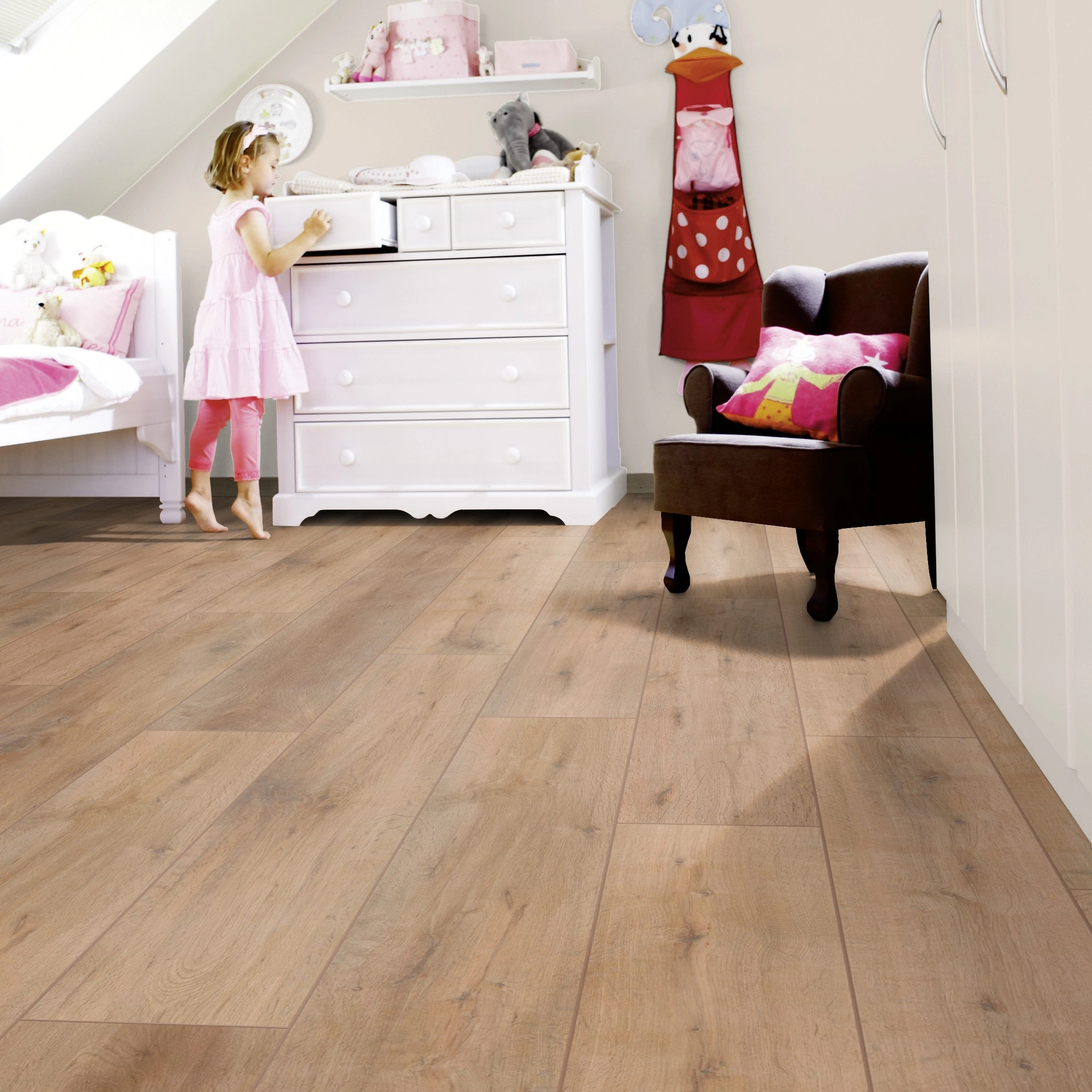 Milieubild Kinderzimmer mit weißer Kommode - wineo HDF Klick-Bioboden PURLINE wineo 1000 wood XL Rustic Oak Ginger Milieubild Kinderzimmer mit weißer Kommode - wineo MLP314R