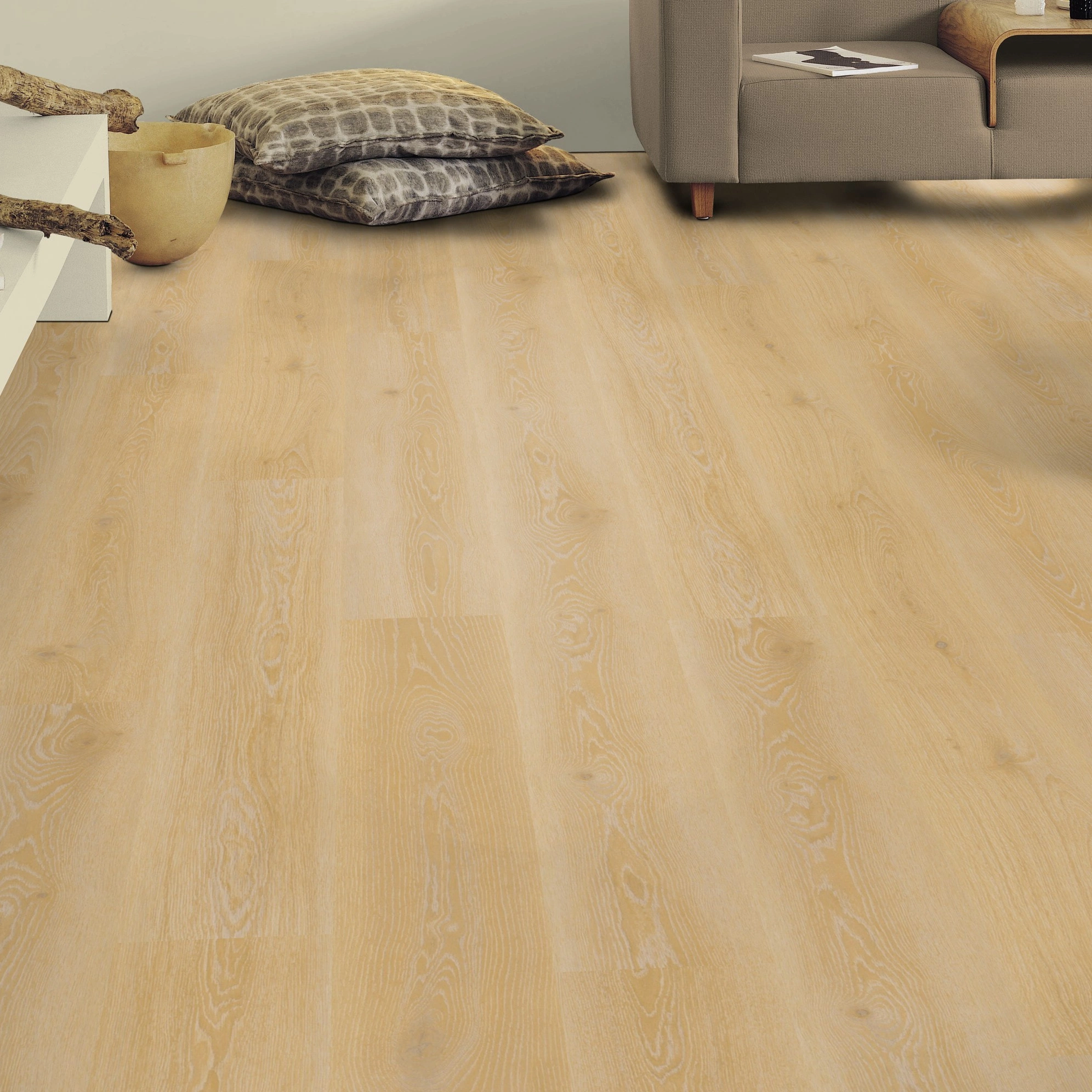 Milieubild Wohnzimmer mit Sideboard - Tarkett Klebe-Vinyl Essence 30 Tribe Oak Light Natural Milieubild Wohnzimmer mit Sideboard - Tarkett 260055007