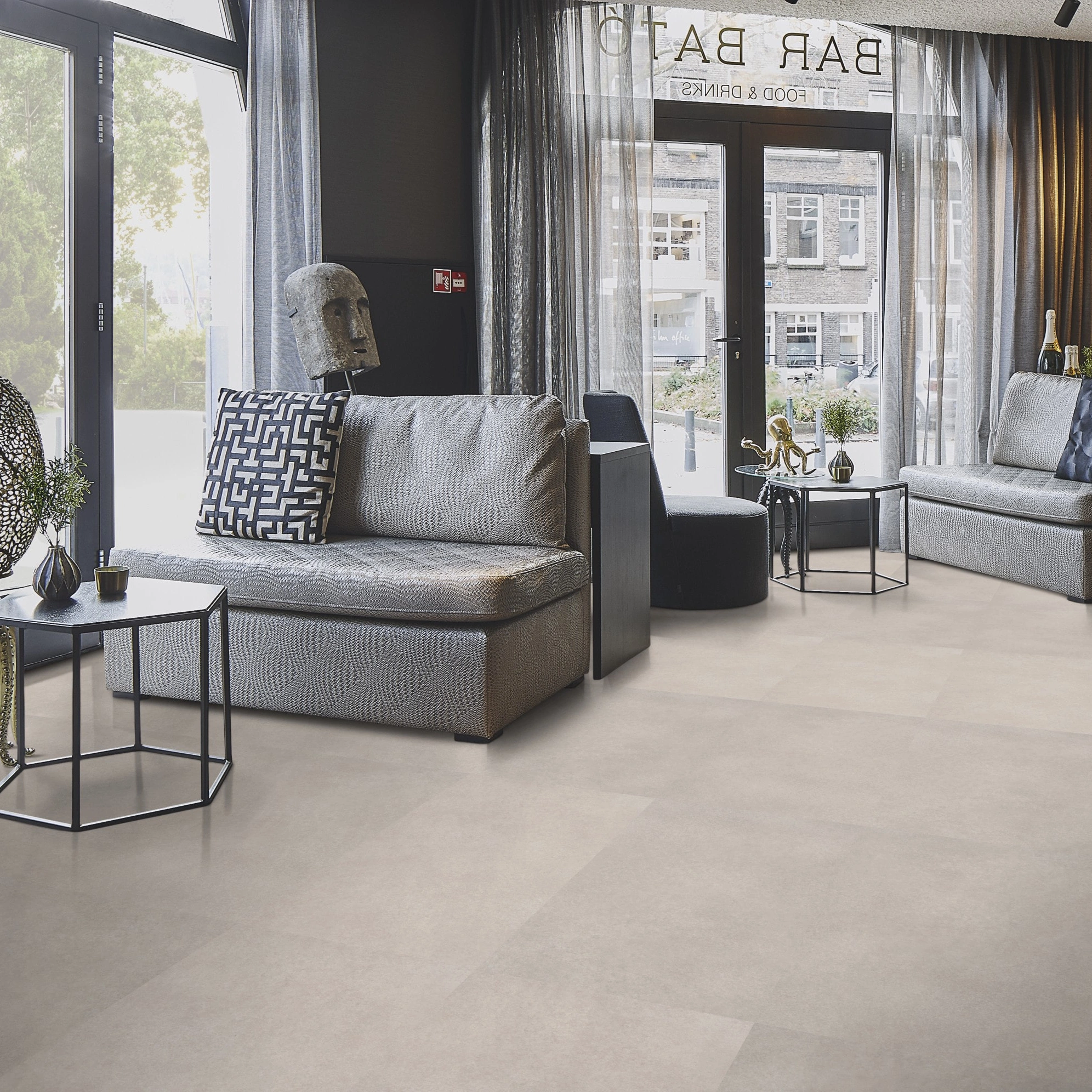 Milieubild Lounge in Hotelbar - Forbo Flooring Klebe-Vinyl Allura Dryback 0.55 Material Pale Speckled Ceramic Milieubild Lounge in Hotelbar - Forbo Flooring 243664