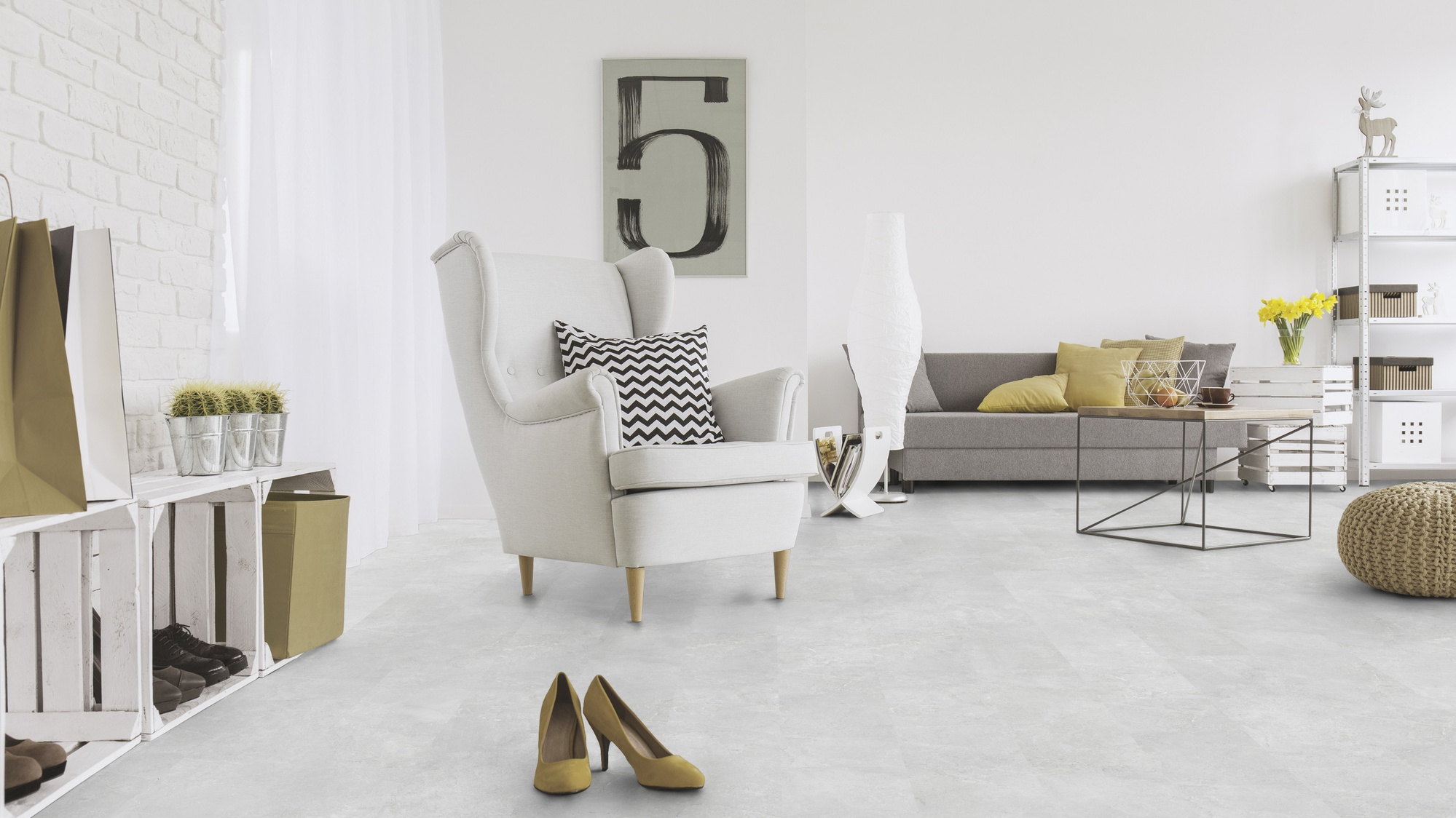 Milieubild Wohnzimmer mit Sessel und Sofa - Wicanders Wise HDF Klick-Designboden stone Natural Minimal Stone White Milieubild Wohnzimmer mit Sessel und Sofa - Wicanders Wise 80003893