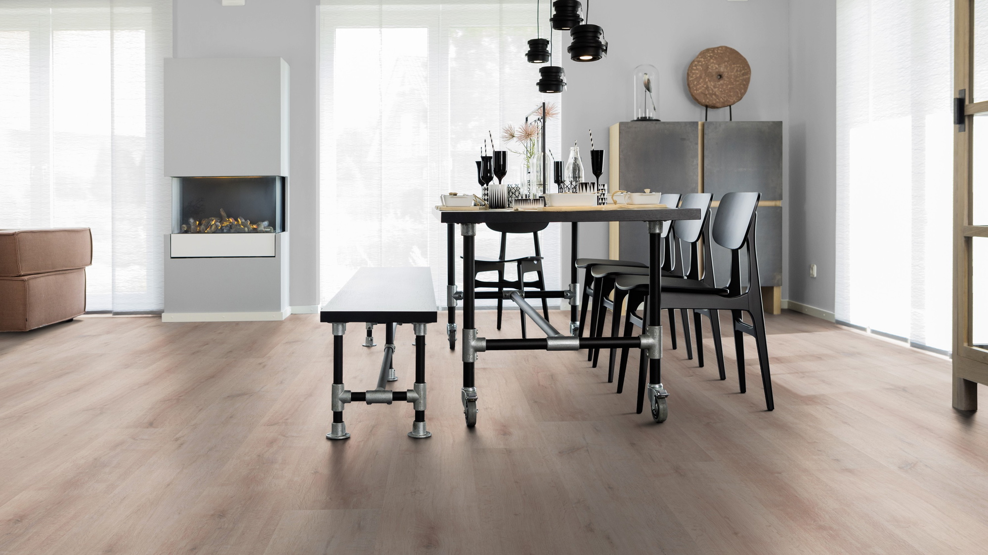 Milieubild Esszimmer mit Kamin - wineo Klebe-Bioboden PURLINE wineo 1000 wood XL Rustic Oak Taupe Milieubild Esszimmer mit Kamin - wineo PL313R