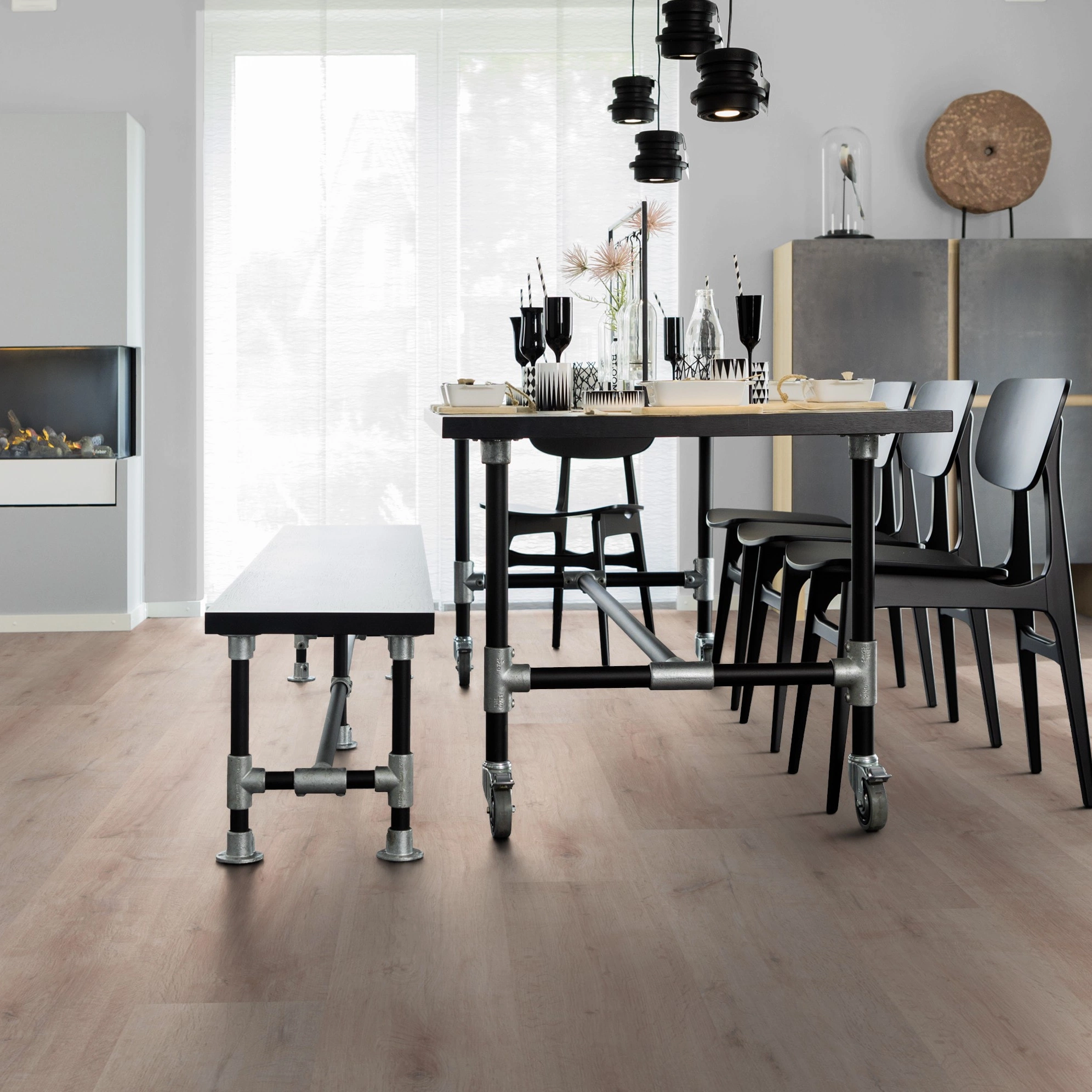 Milieubild Esszimmer mit Kamin - wineo Klebe-Bioboden PURLINE wineo 1000 wood XL Rustic Oak Taupe Milieubild Esszimmer mit Kamin - wineo PL313R