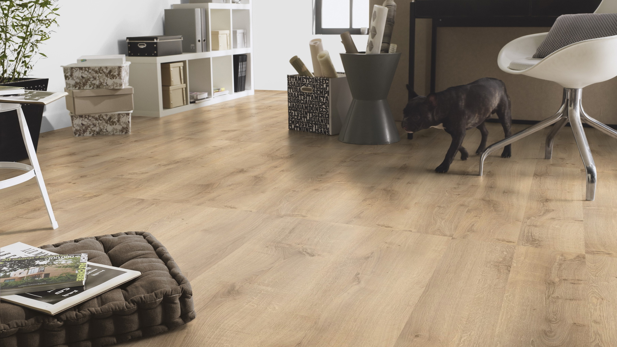 Milieubild Homeoffice mit Hund - Tarkett Klebe-Vinyl iD Inspiration 55 CLASSICS Rustic Oak Beige Milieubild Homeoffice mit Hund - Tarkett 24513025