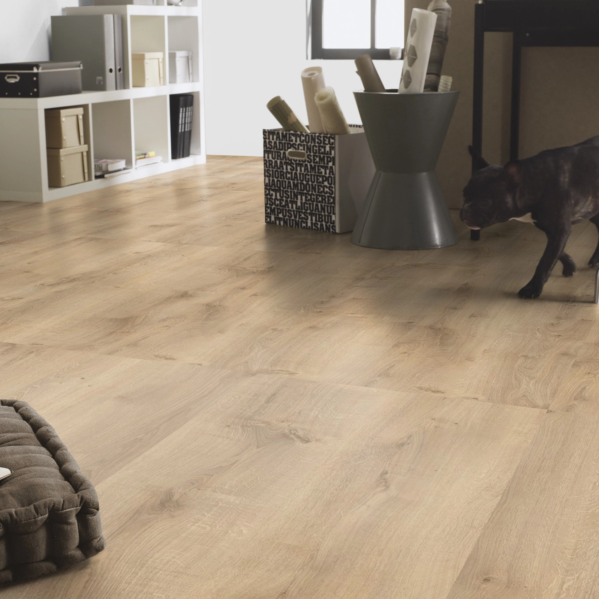 Milieubild Homeoffice mit Hund - Tarkett Klebe-Vinyl iD Inspiration 55 CLASSICS Rustic Oak Beige Milieubild Homeoffice mit Hund - Tarkett 24513025