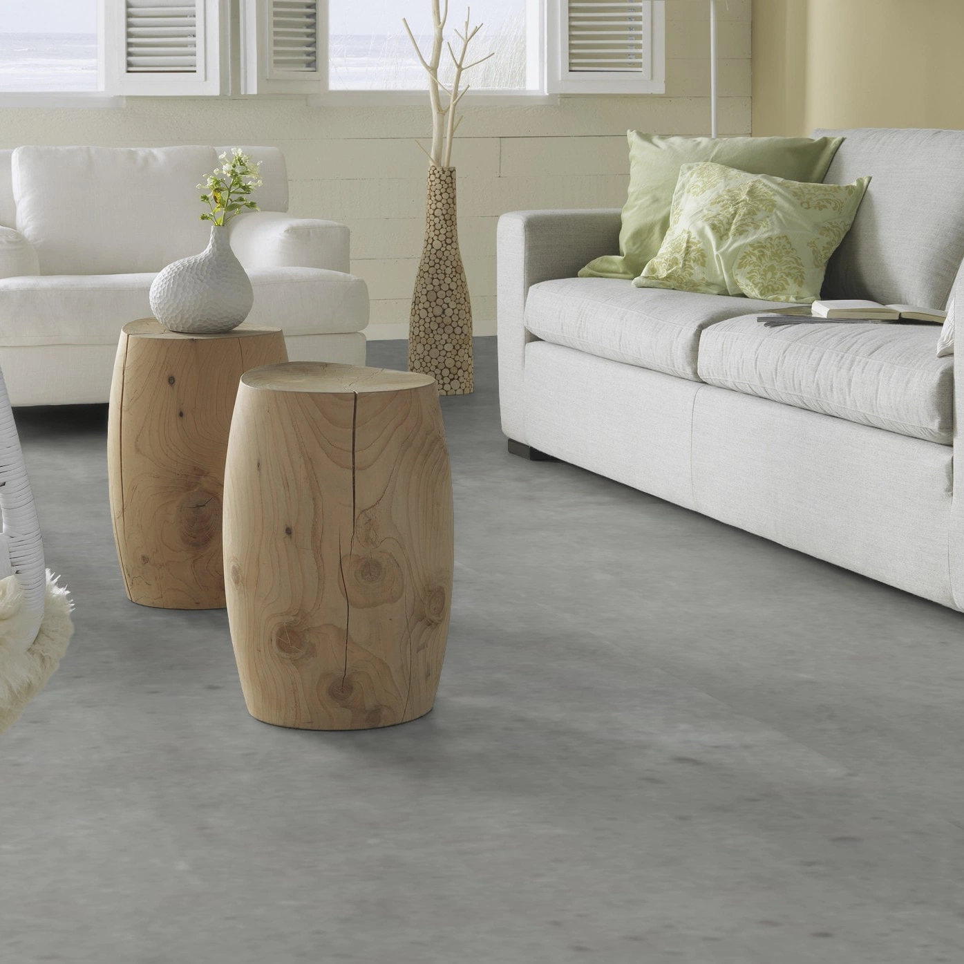 Milieubild Modernes, freundliches Wohnzimmer mit Sofa - Forbo Flooring Klebe-Vinyl Enduro Dryback Material Light Concrete Milieubild Modernes, freundliches Wohnzimmer mit Sofa - Forbo Flooring 217637