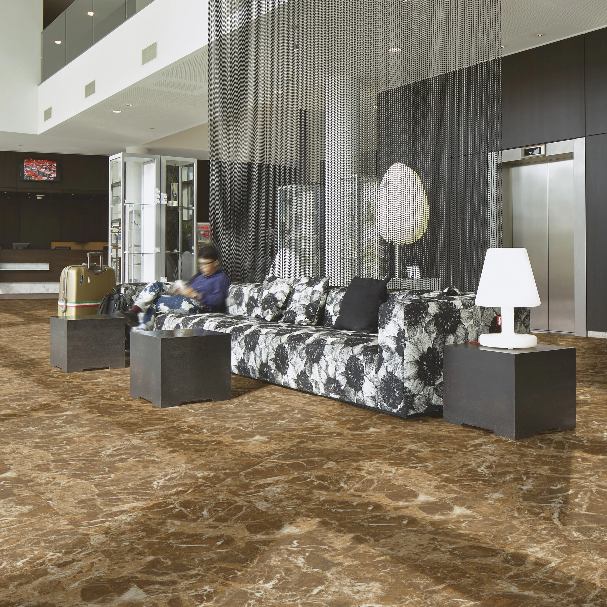 Milieubild Hotellobby mit Rezeption - Forbo Flooring Klebe-Vinyl Allura Dryback 0.55 Material Ochre Marble Milieubild Hotellobby mit Rezeption - Forbo Flooring 243645